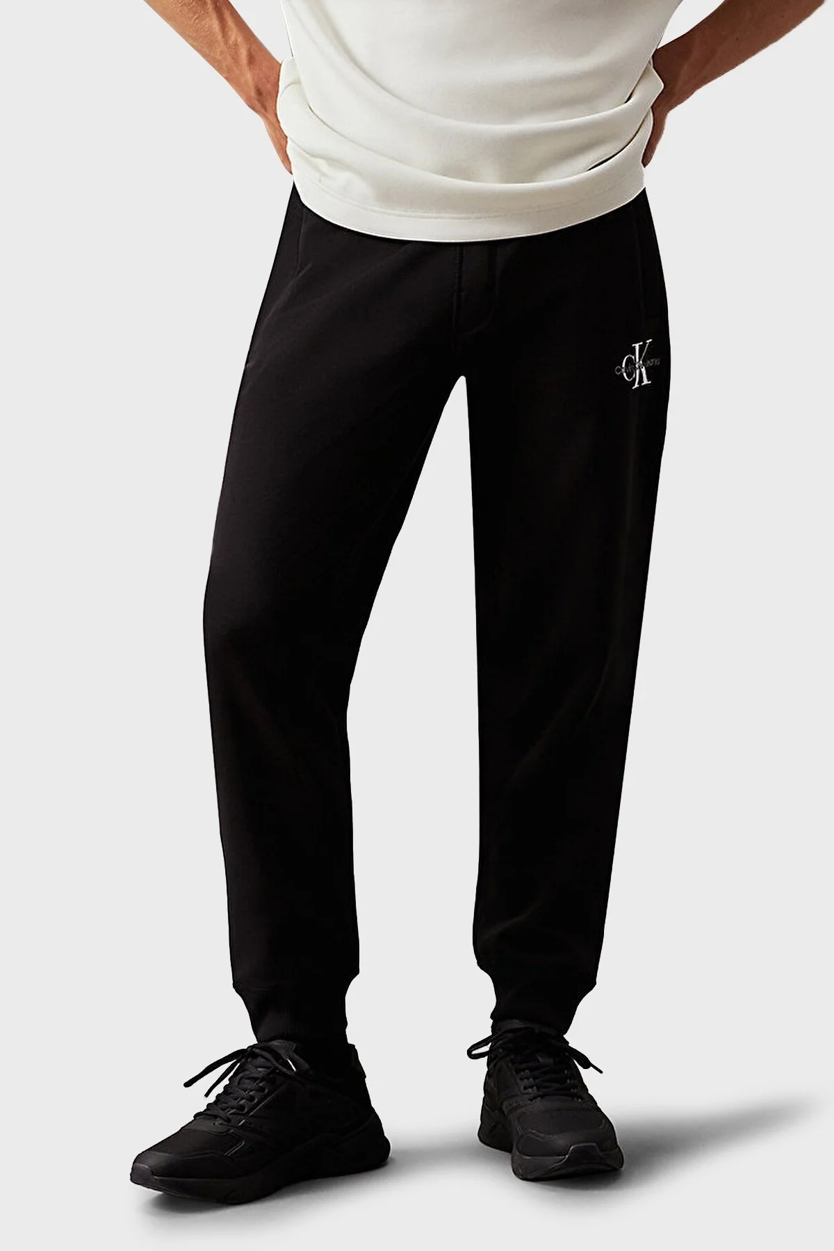 Calvin Klein Pamuklu Regular Fit Normal Bel Lastikli Paça Jogger J30J325658BEH Erkek Pantolon J30J325658 BEH SİYAH - 1