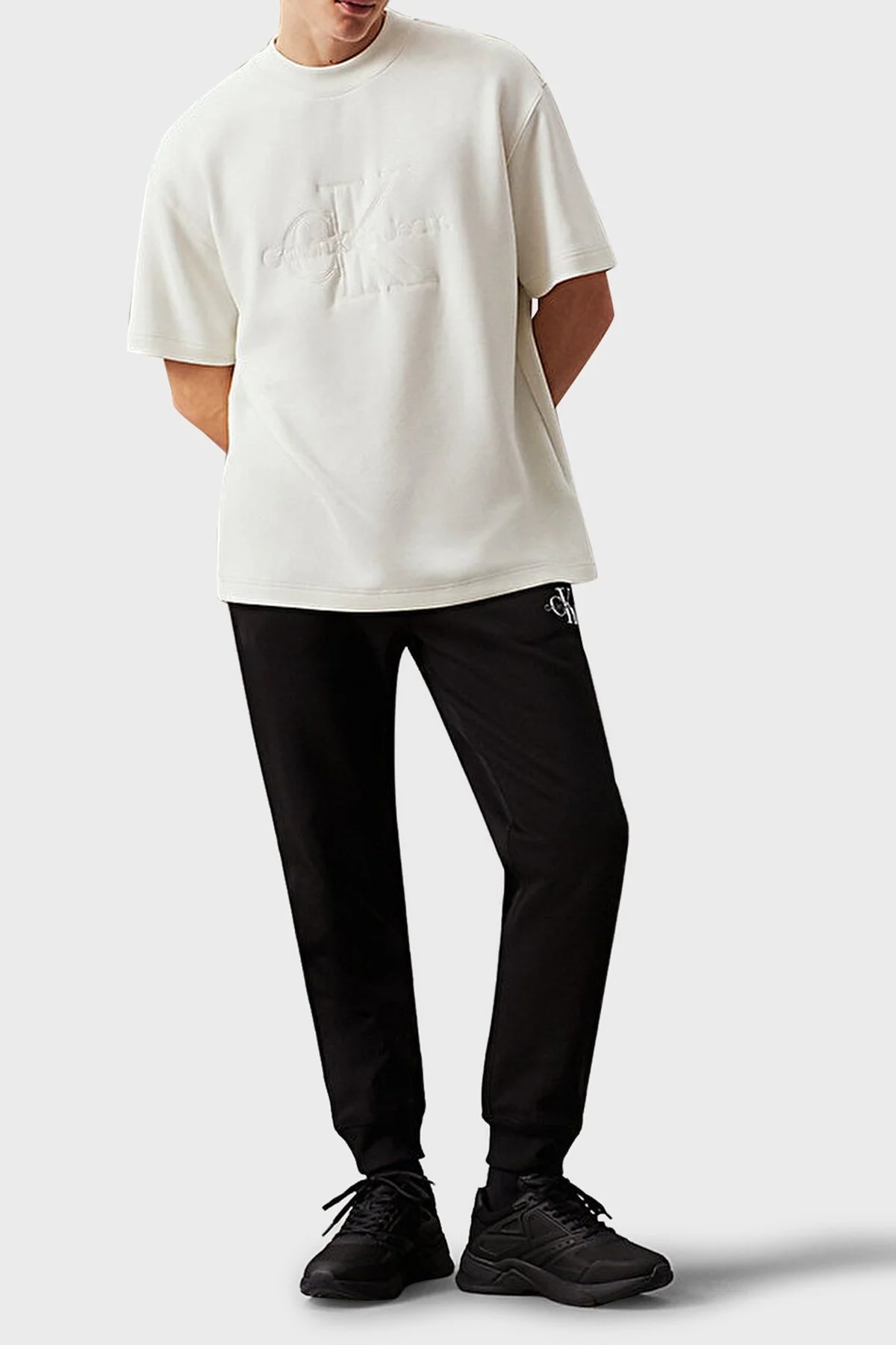 Calvin Klein Pamuklu Regular Fit Normal Bel Lastikli Paça Jogger J30J325658BEH Erkek Pantolon J30J325658 BEH SİYAH - 2