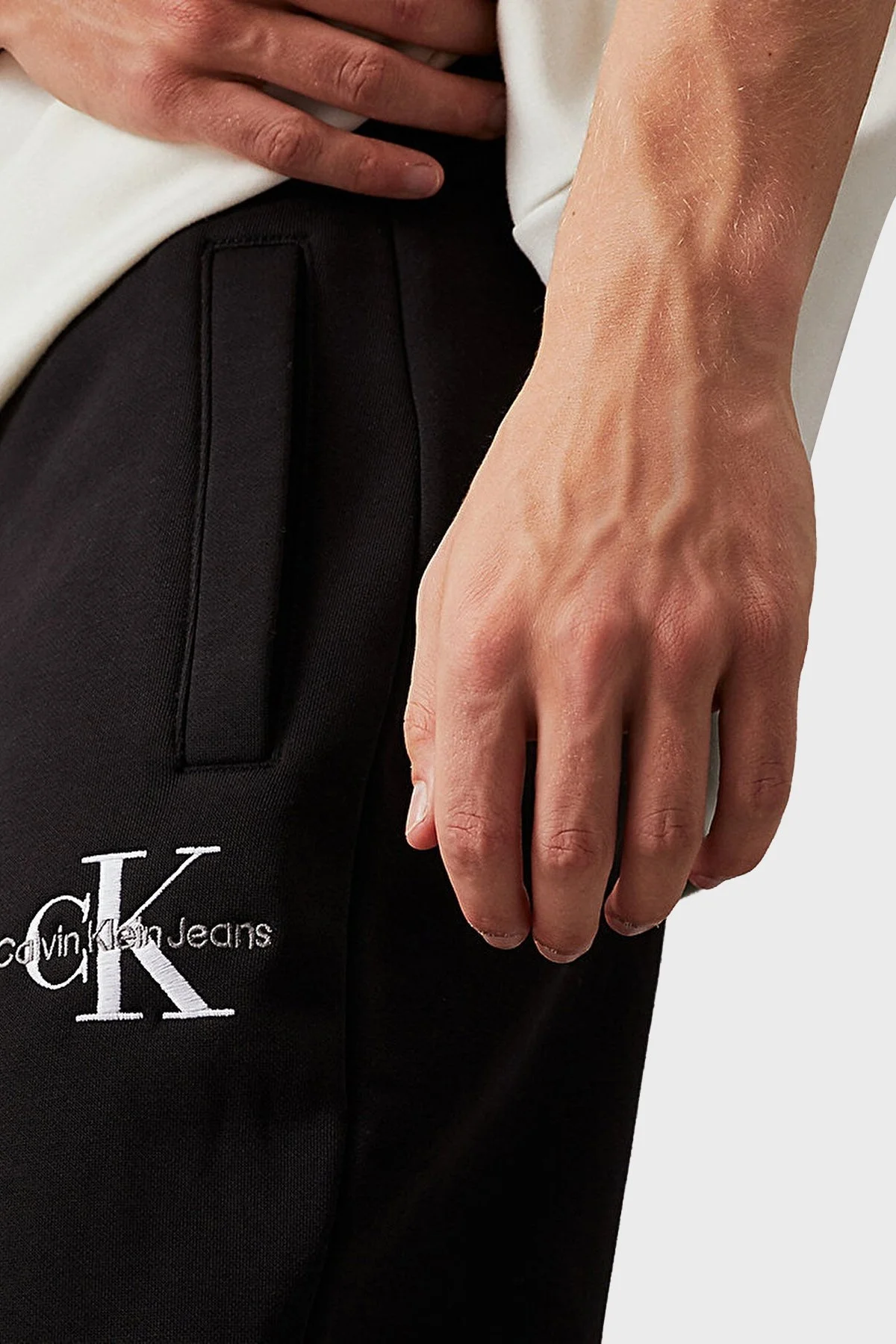 Calvin Klein Pamuklu Regular Fit Normal Bel Lastikli Paça Jogger J30J325658BEH Erkek Pantolon J30J325658 BEH SİYAH - 3