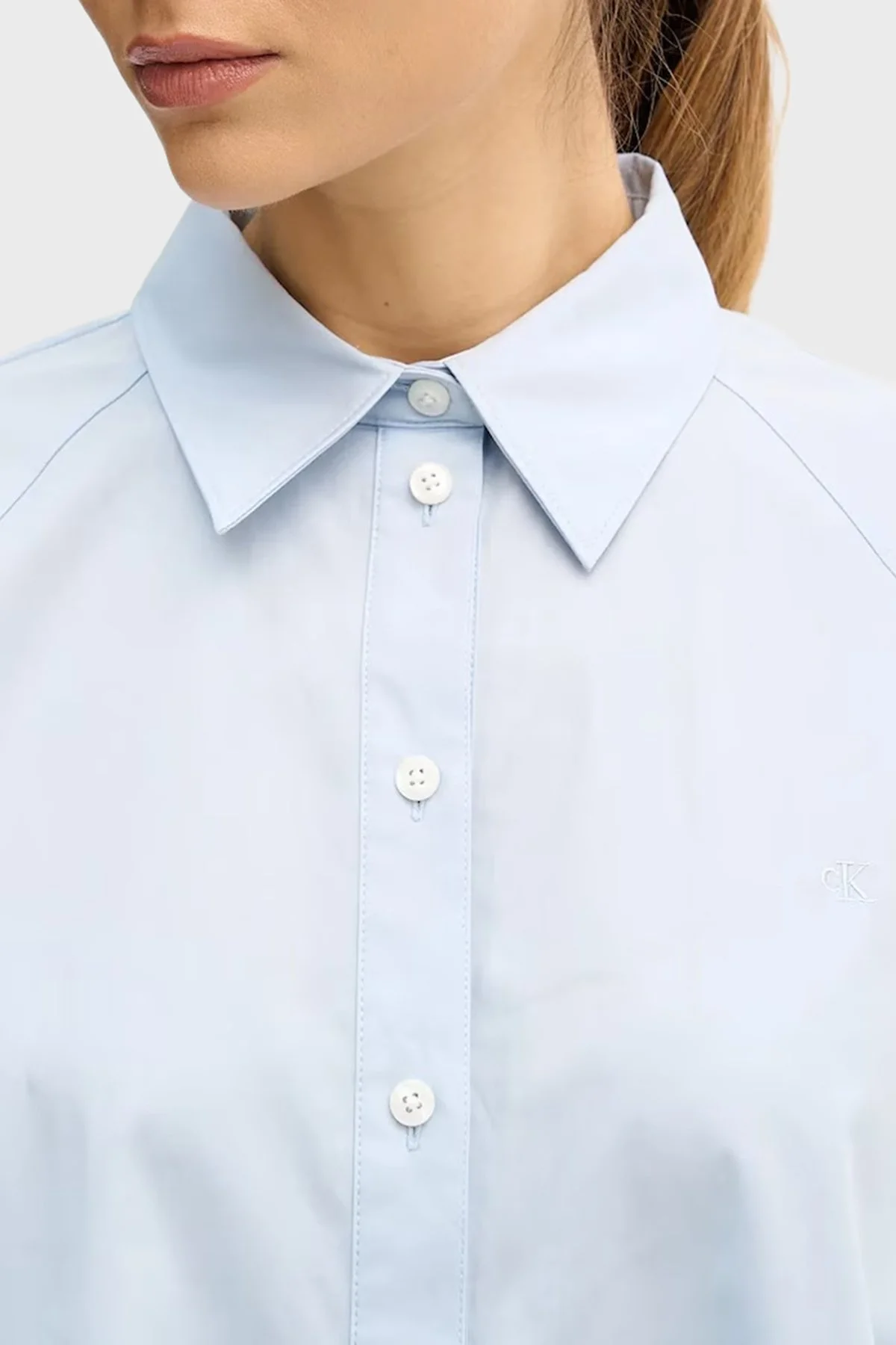 Calvin Klein Pamuklu Relaxed Fit Klasik Yaka Kısa LV047C141G24Q Bayan Gömlek LV047C141G 24Q AÇIK MAVİ - 4