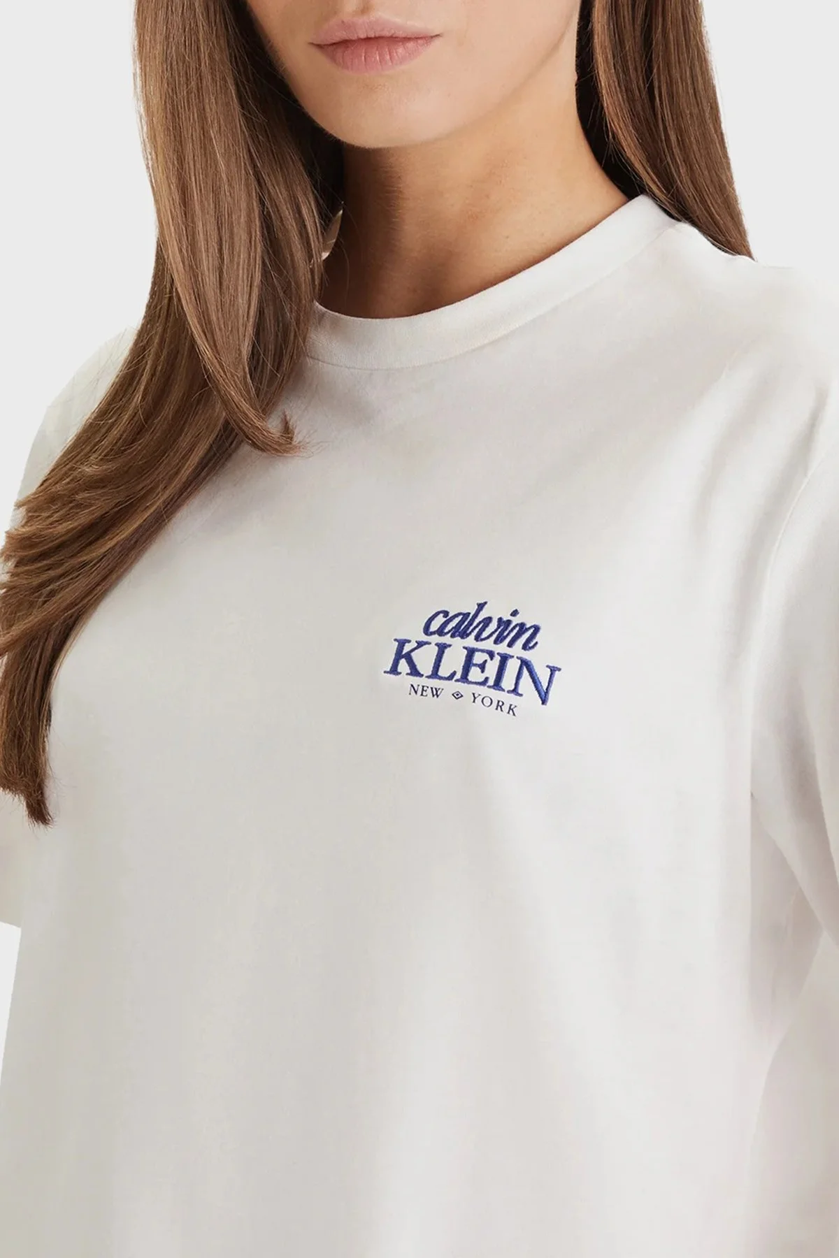Calvin Klein Pamuklu Relaxed Fit Logolu Bisiklet Yaka LV047F801GYAF Bayan T Shirt LV047F801G YAF BEYAZ - 4