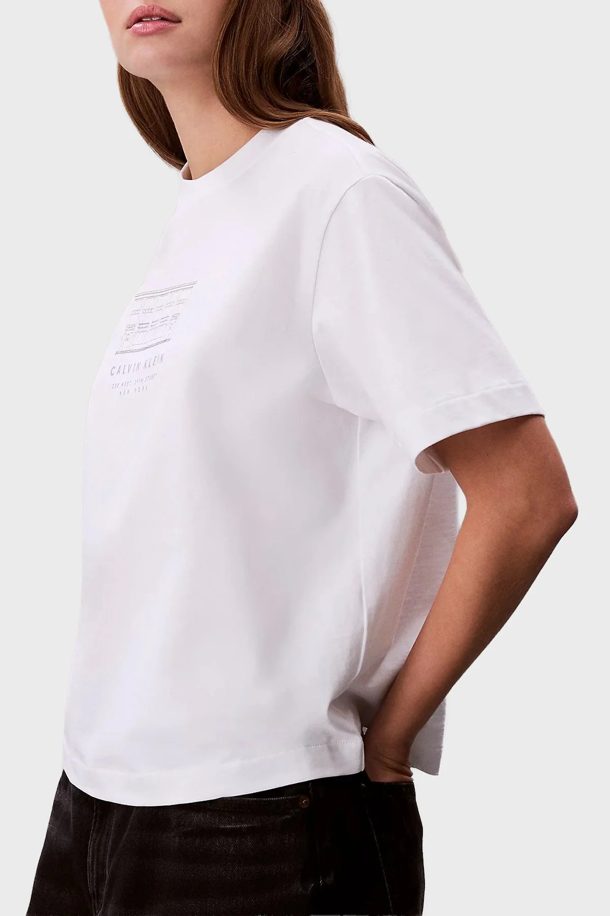 Calvin Klein Pamuklu Relaxed Fit Logolu Bisiklet Yaka LV047F806GYAF Bayan T Shirt LV047F806G YAF BEYAZ - 4