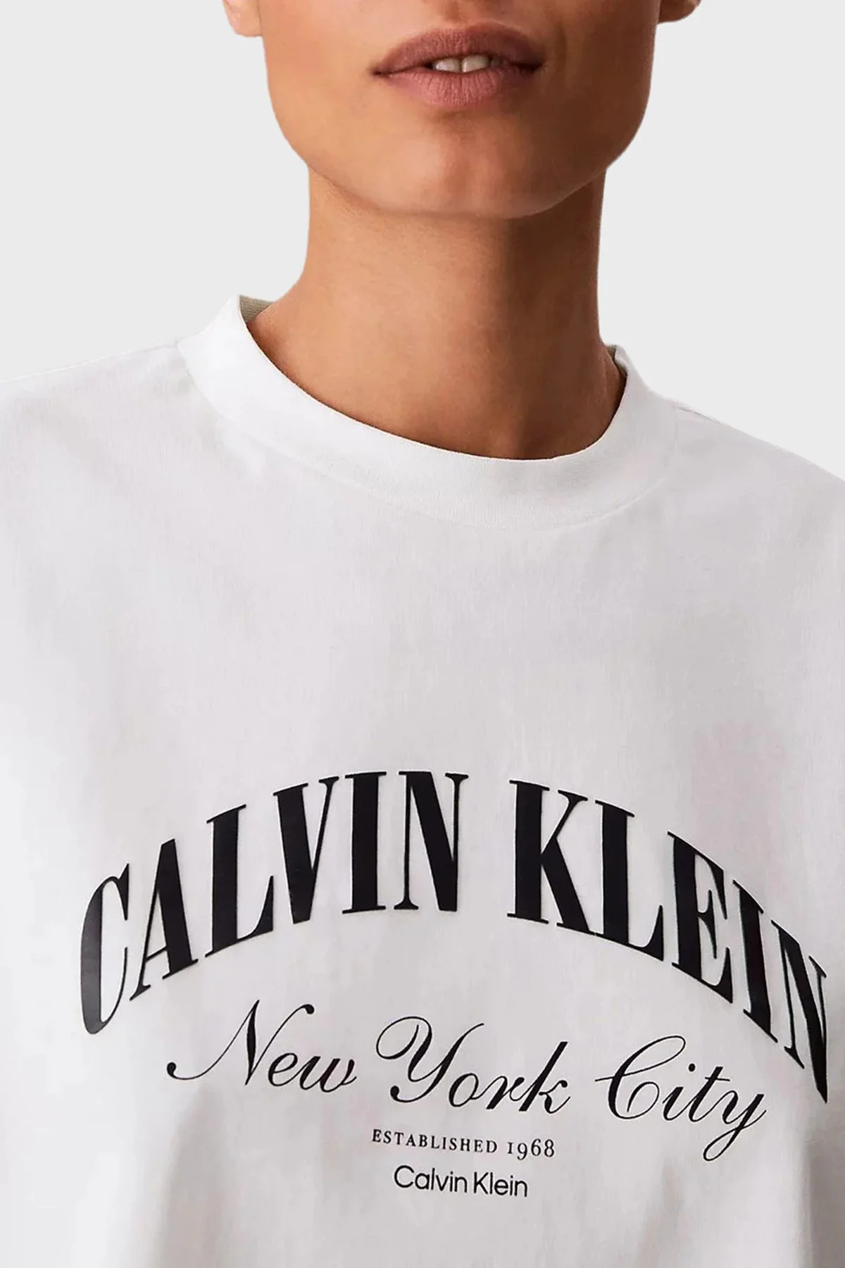 Calvin Klein Pamuklu Relaxed Fit Logolu Bisiklet Yaka LV047F813GYAF Kadın T Shirt LV047F813G YAF BEYAZ - 5