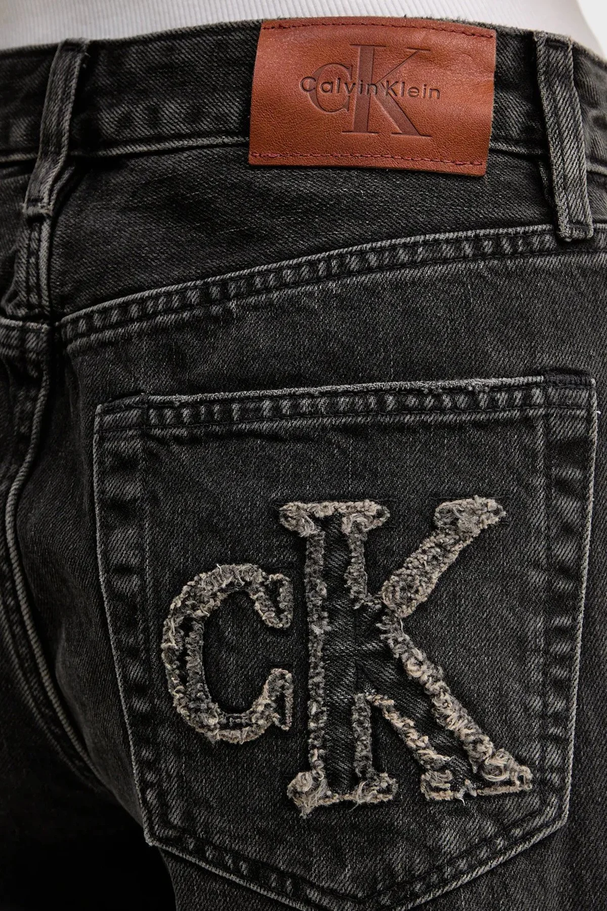 Calvin Klein Pamuklu Relaxed Fit Normal Bel Düz Paça Jean LV047E905G7KL Bayan Kot Pantolon LV047E905G 7KL SİYAH - 4