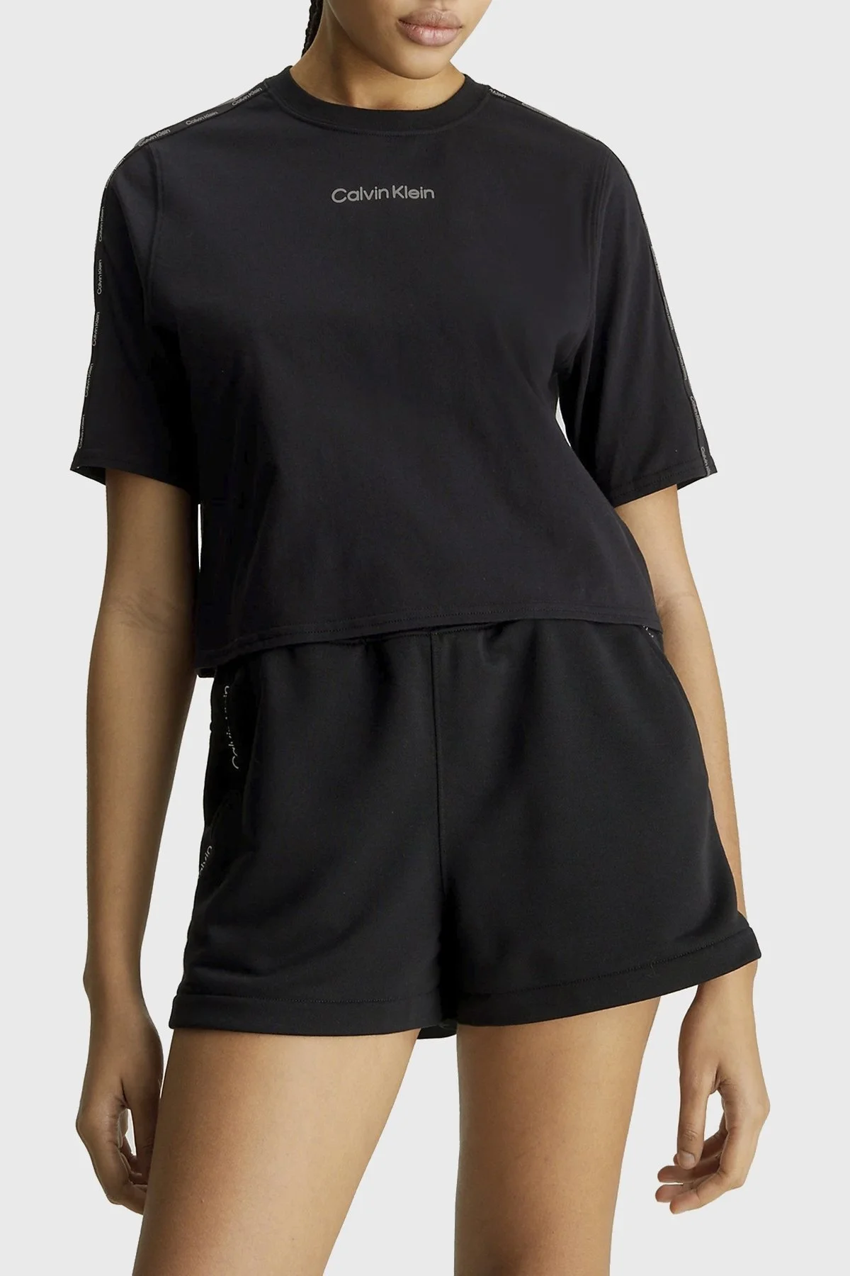 Calvin Klein Pamuklu Relaxed Fit Sıfır Yaka Crop 00GWS4K234BAE Bayan T Shirt 00GWS4K234 BAE SİYAH - 1