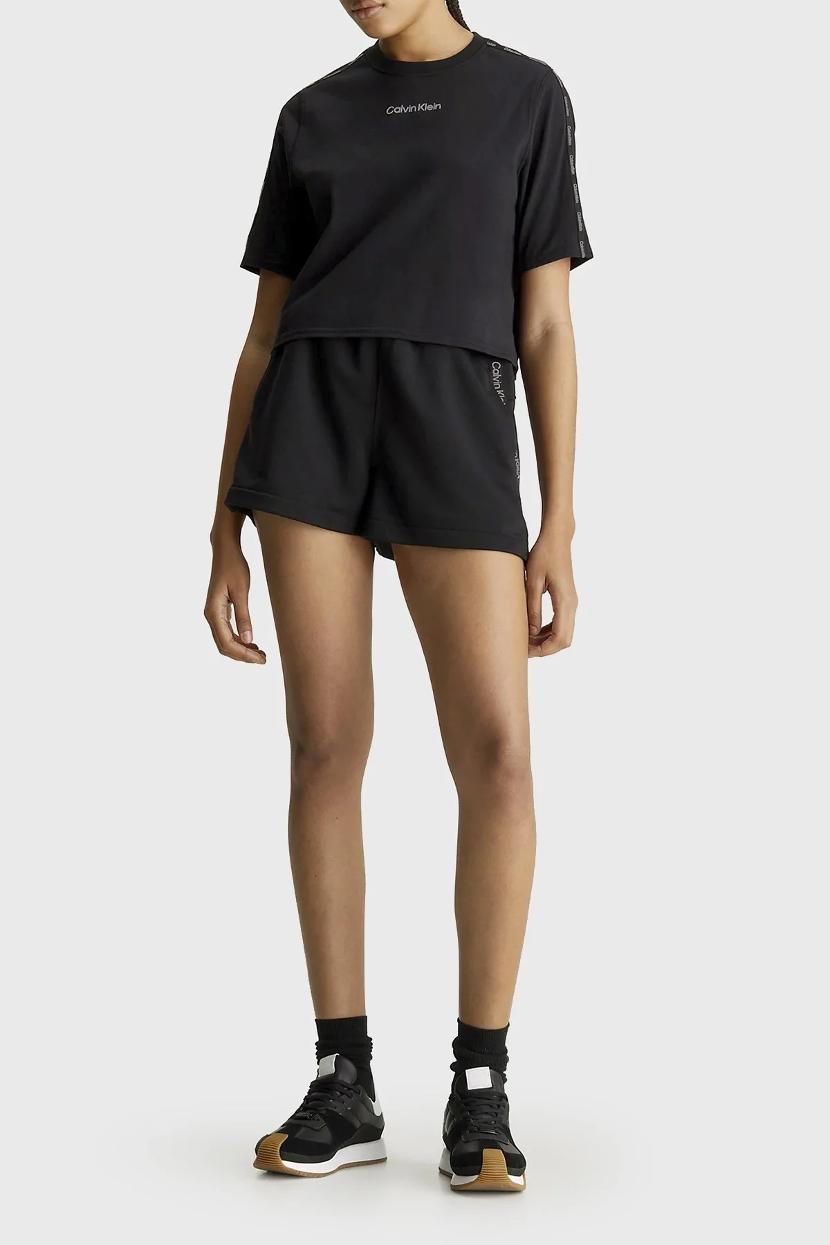 Calvin Klein Pamuklu Relaxed Fit Sıfır Yaka Crop 00GWS4K234BAE Bayan T Shirt 00GWS4K234 BAE SİYAH - 3