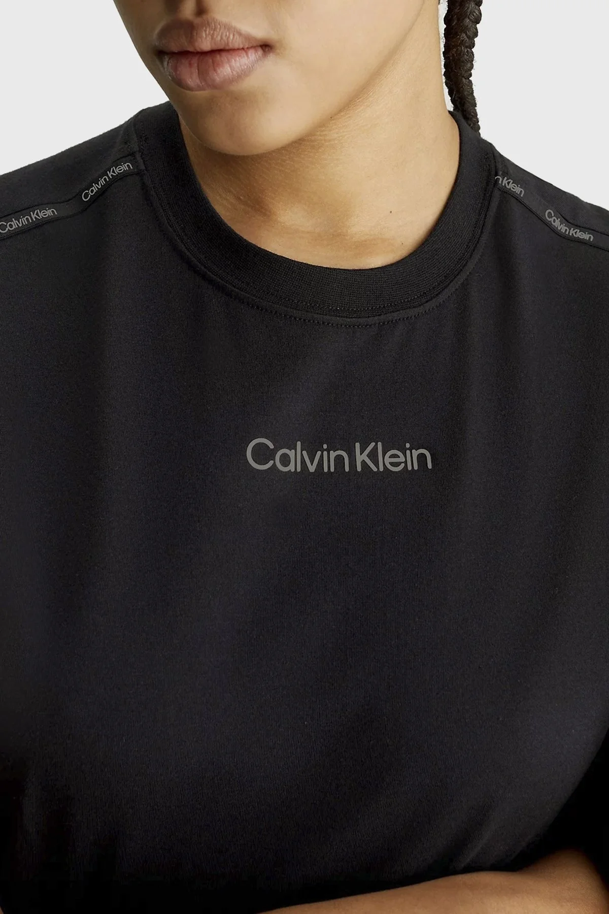 Calvin Klein Pamuklu Relaxed Fit Sıfır Yaka Crop 00GWS4K234BAE Bayan T Shirt 00GWS4K234 BAE SİYAH - 4