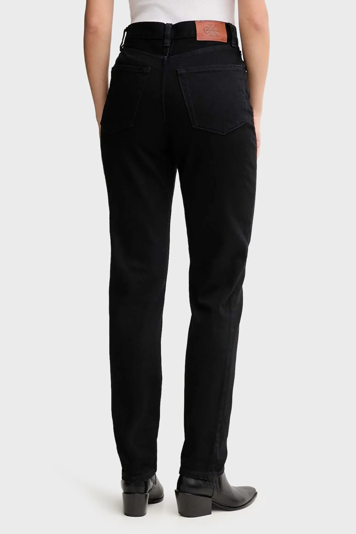 Calvin Klein Pamuklu Relaxed Fit Yüksek Bel Daralan Paça Jeans Bayan Kot Pantolon LV047D843G TWM SİYAH - 3