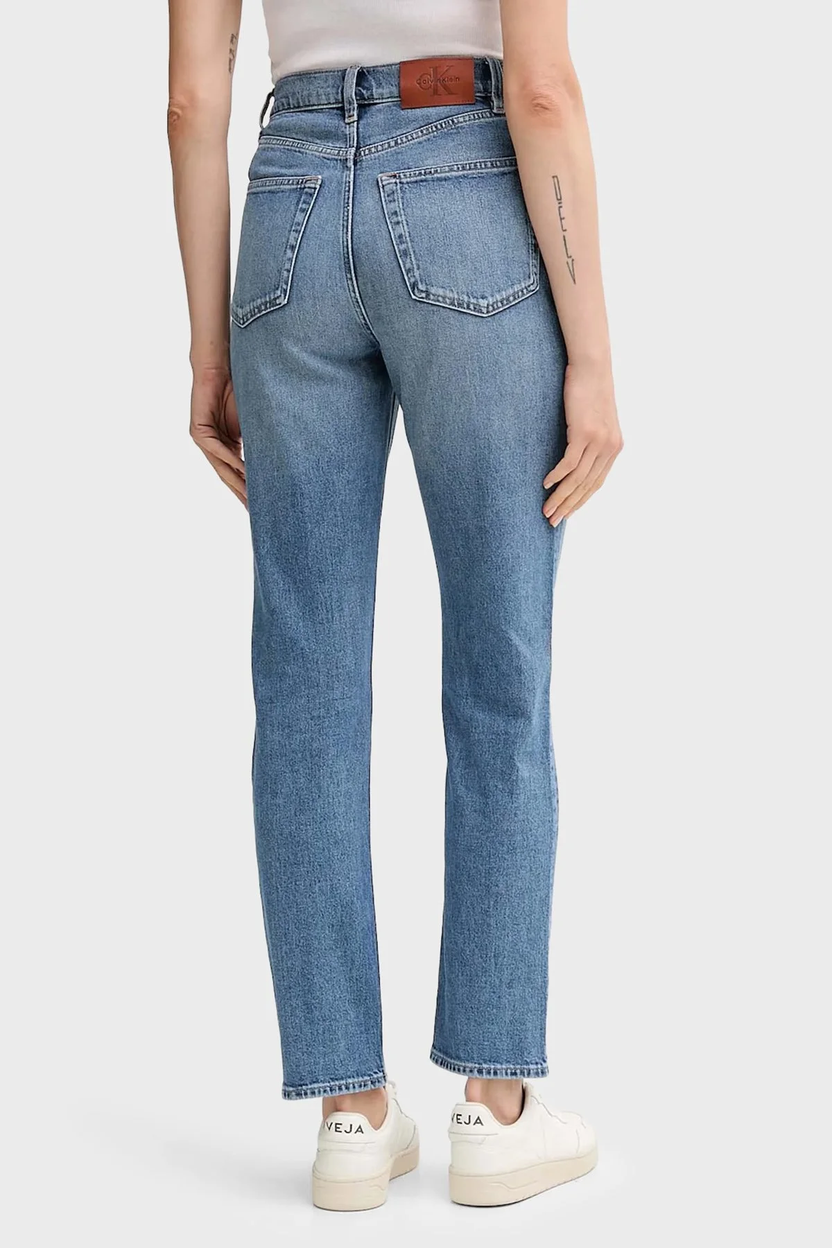 Calvin Klein Pamuklu Relaxed Fit Yüksek Bel Daralan Paça Jeans LV047D841G30N Bayan Kot Pantolon LV047D841G 30N MAVİ - 2