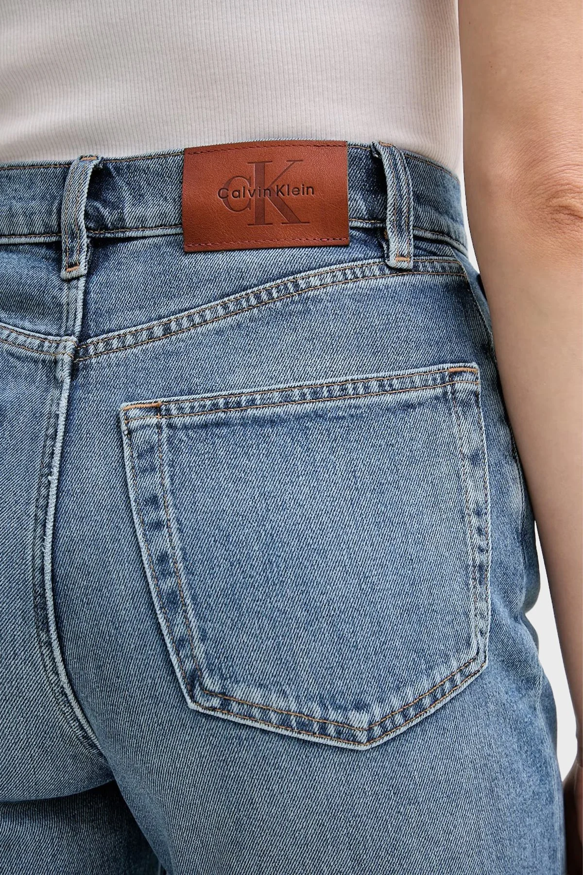 Calvin Klein Pamuklu Relaxed Fit Yüksek Bel Daralan Paça Jeans LV047D841G30N Bayan Kot Pantolon LV047D841G 30N MAVİ - 3