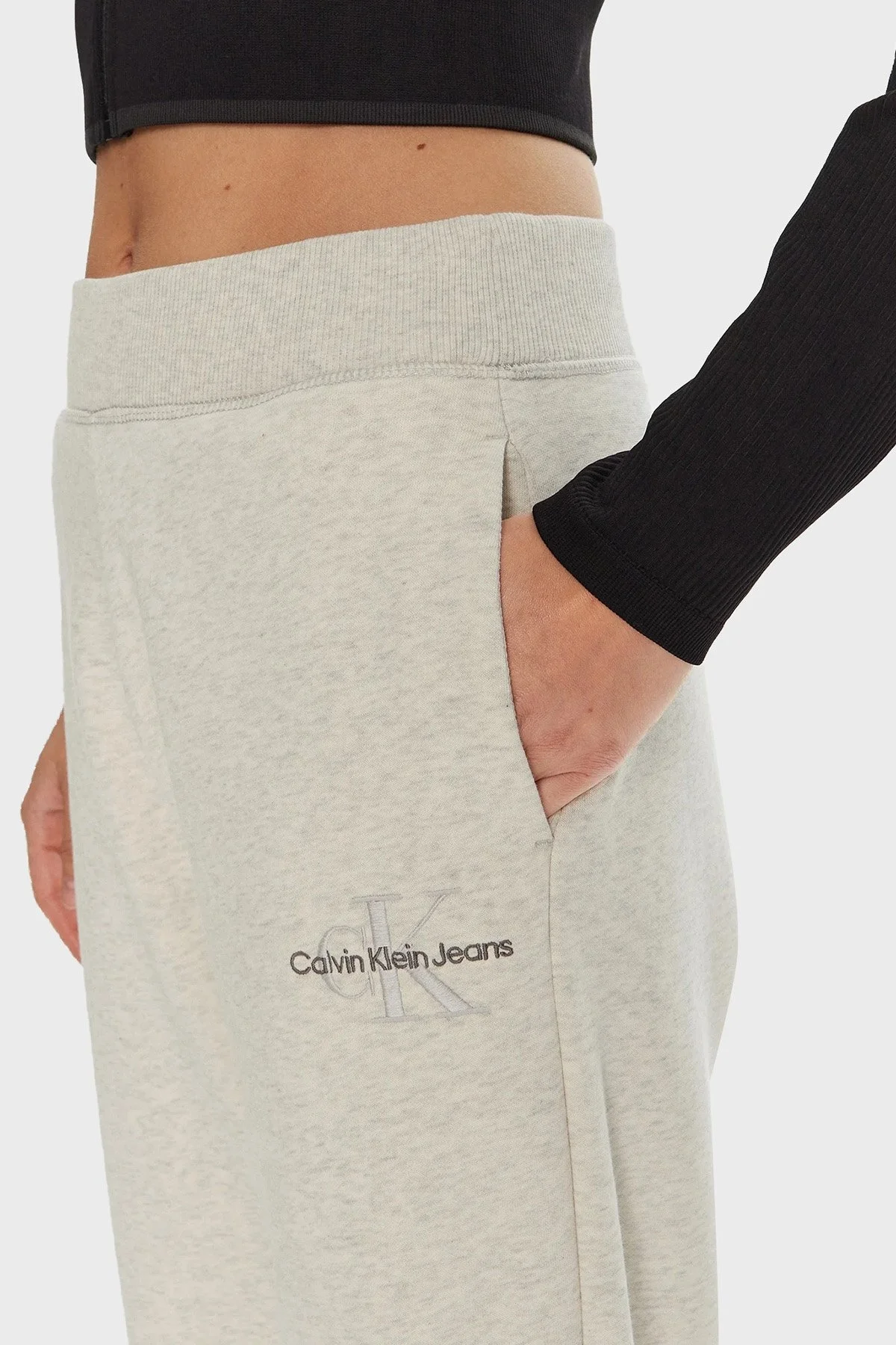 Calvin Klein Pamuklu Relaxed Fit Yüksek Bel Lastikli Paça Jogger J20J223590P6G Bayan Pantolon J20J223590 P6G AÇIK GRİ - 8