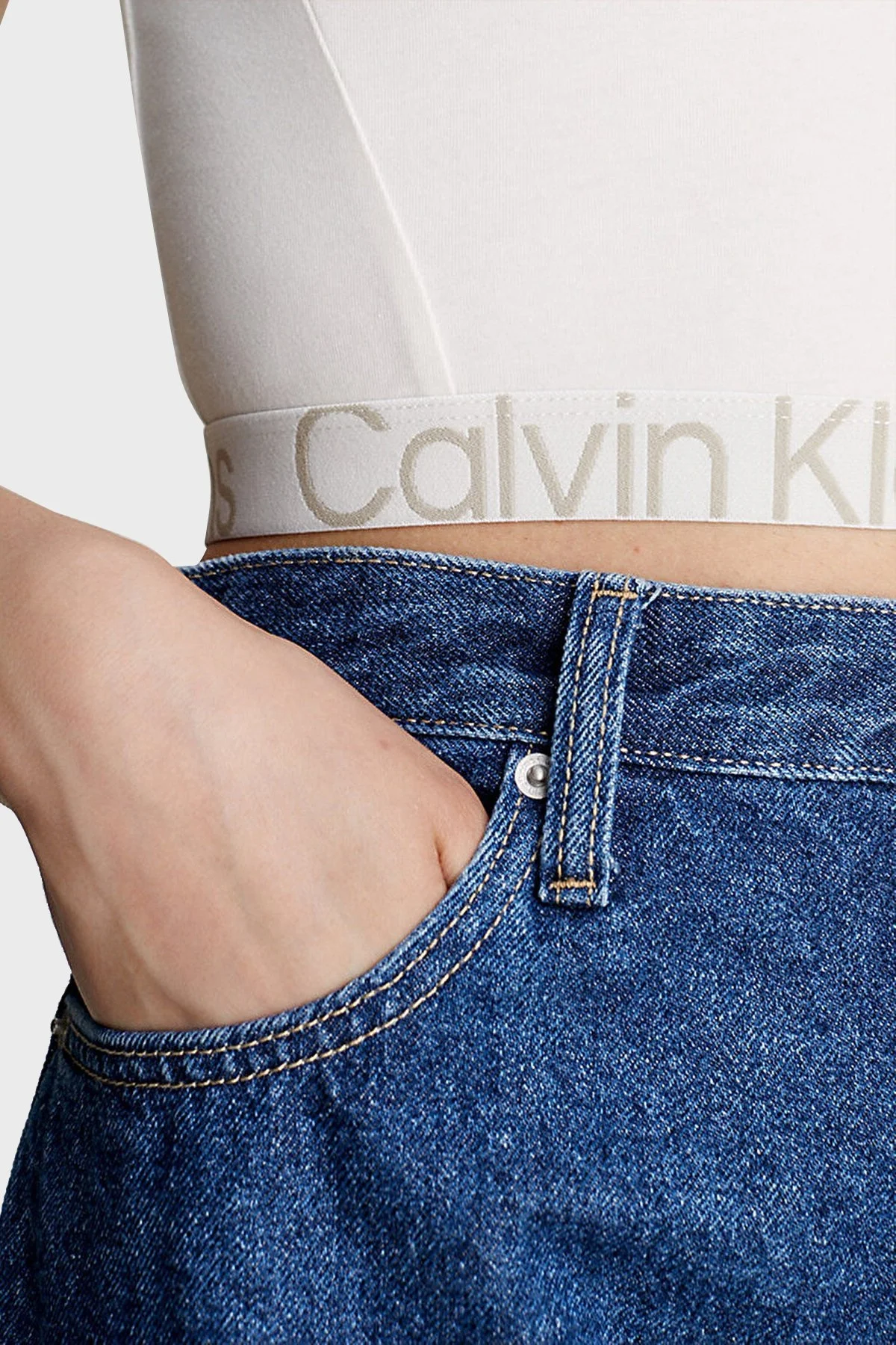 Calvin Klein Pamuklu Slim Fit Bisiklet Yaka Crop J20J222189YBI Bayan T Shirt J20J222189 YBI BEYAZ - 3