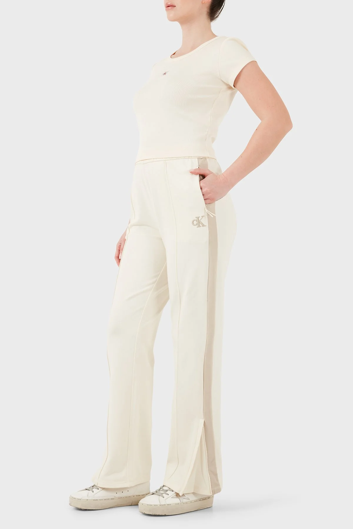 Calvin Klein Pamuklu Slim Fit Bisiklet Yaka Fitilli Crop LV047C200GF7J Kadın T Shirt LV047C200G F7J BEYAZ - 2