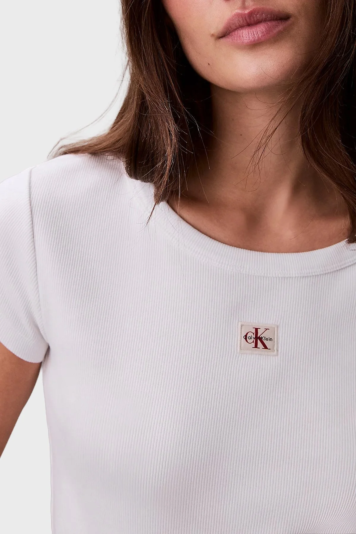 Calvin Klein Pamuklu Slim Fit Bisiklet Yaka Fitilli Crop LV047C200GYAA Bayan T Shirt LV047C200G YAA BEYAZ - 6