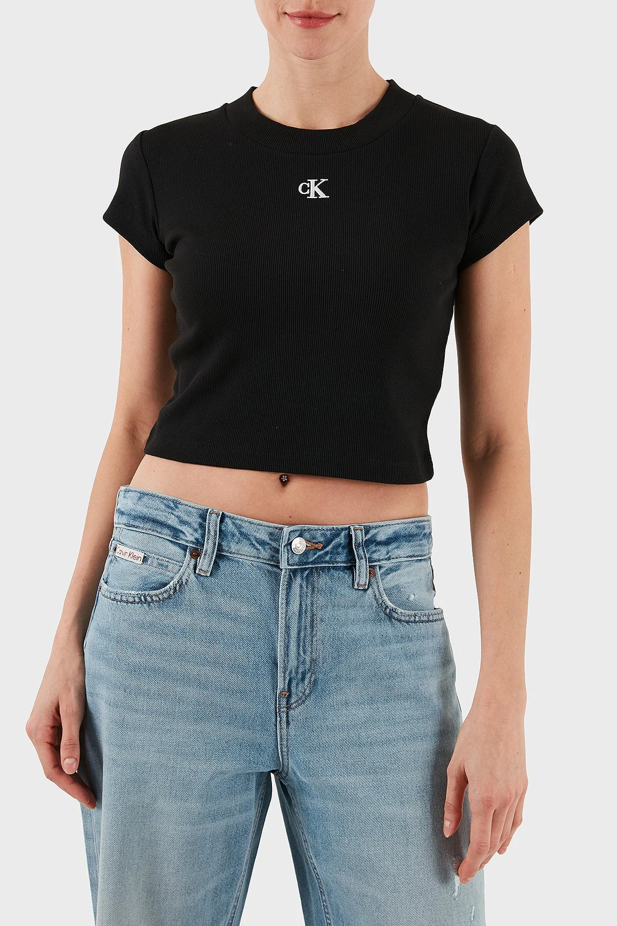 Calvin Klein Pamuklu Slim Fit Bisiklet Yaka Logolu Crop LV047C211GUB1 Bayan T Shirt LV047C211G UB1 SİYAH - 1