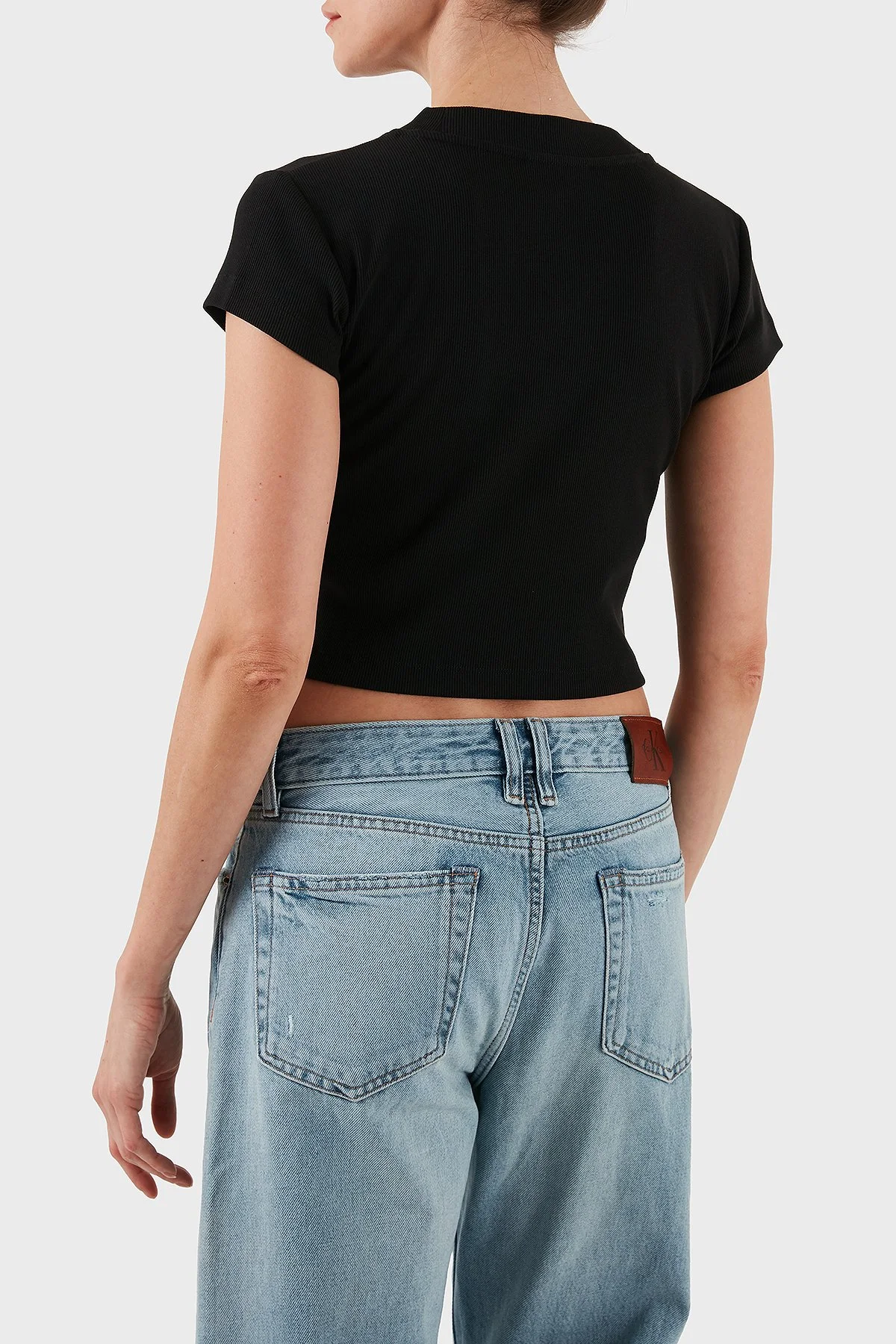 Calvin Klein Pamuklu Slim Fit Bisiklet Yaka Logolu Crop LV047C211GUB1 Bayan T Shirt LV047C211G UB1 SİYAH - 3