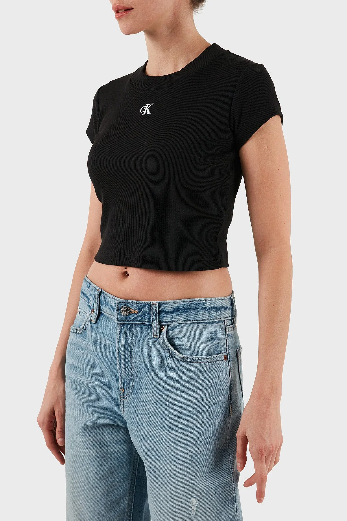 Calvin Klein Pamuklu Slim Fit Bisiklet Yaka Logolu Crop LV047C211GUB1 Bayan T Shirt LV047C211G UB1 SİYAH - 5