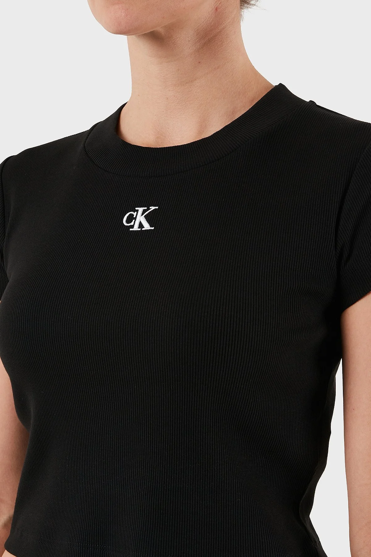 Calvin Klein Pamuklu Slim Fit Bisiklet Yaka Logolu Crop LV047C211GUB1 Bayan T Shirt LV047C211G UB1 SİYAH - 7