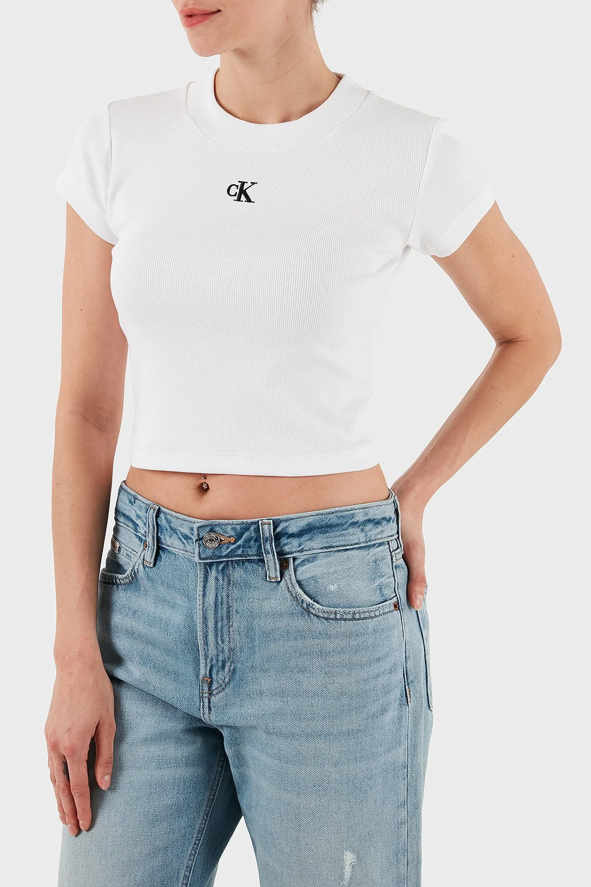Calvin Klein Pamuklu Slim Fit Bisiklet Yaka Logolu Crop LV047C211GYAA Bayan T Shirt LV047C211G YAA BEYAZ - 1