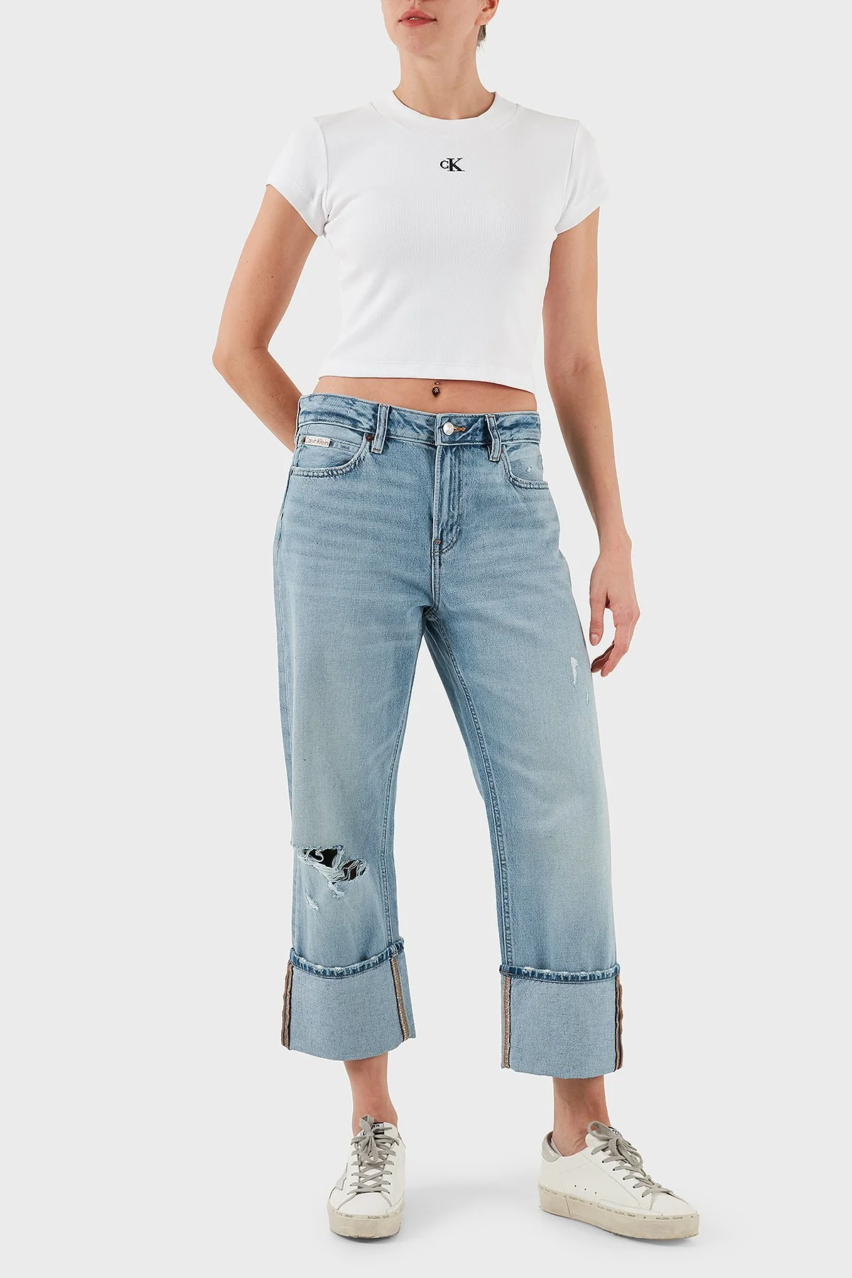 Calvin Klein Pamuklu Slim Fit Bisiklet Yaka Logolu Crop LV047C211GYAA Bayan T Shirt LV047C211G YAA BEYAZ - 2