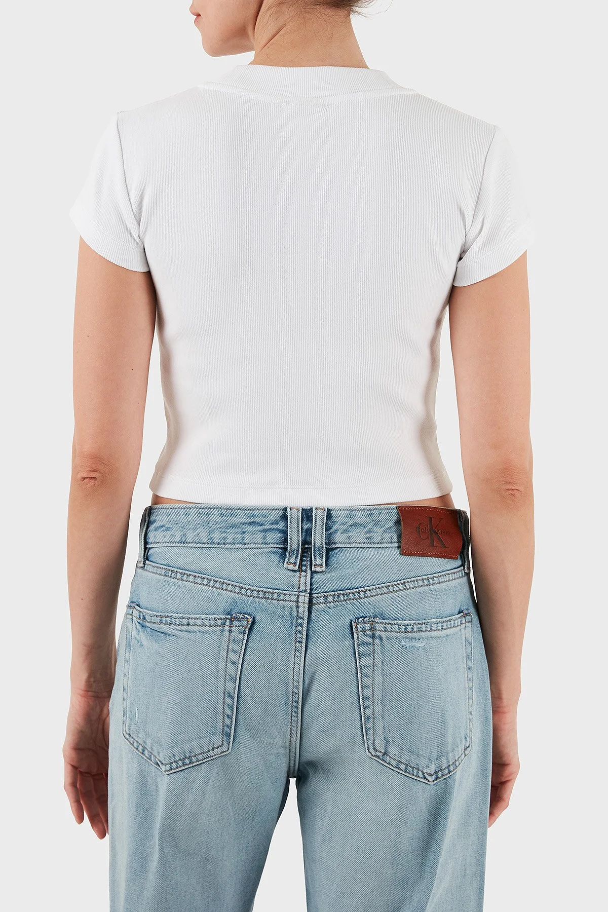 Calvin Klein Pamuklu Slim Fit Bisiklet Yaka Logolu Crop LV047C211GYAA Bayan T Shirt LV047C211G YAA BEYAZ - 3
