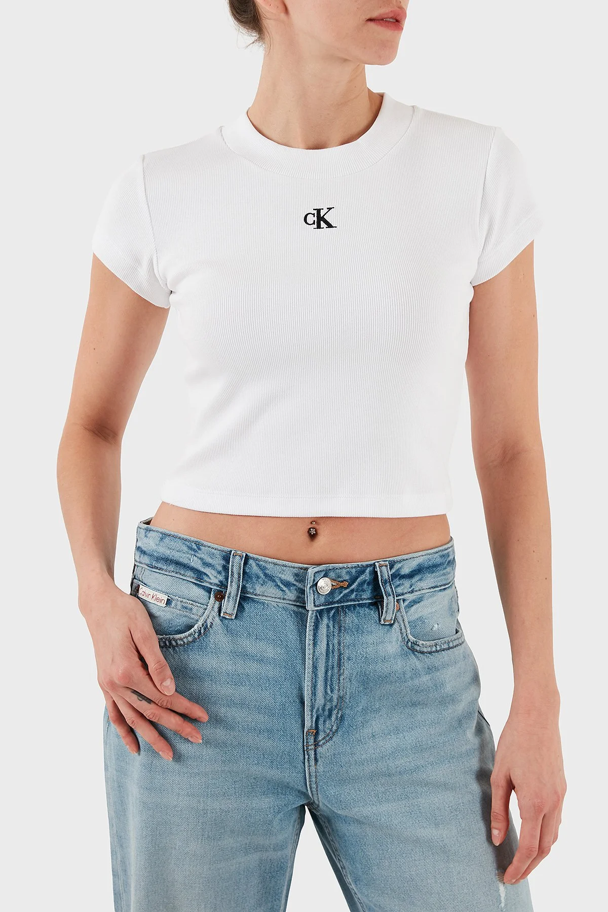 Calvin Klein Pamuklu Slim Fit Bisiklet Yaka Logolu Crop LV047C211GYAA Bayan T Shirt LV047C211G YAA BEYAZ - 4