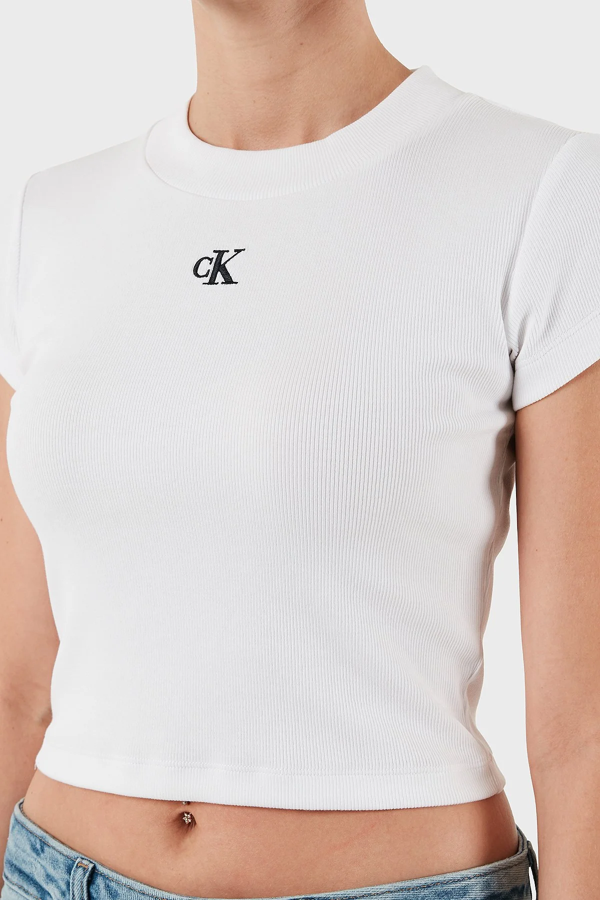 Calvin Klein Pamuklu Slim Fit Bisiklet Yaka Logolu Crop LV047C211GYAA Bayan T Shirt LV047C211G YAA BEYAZ - 5