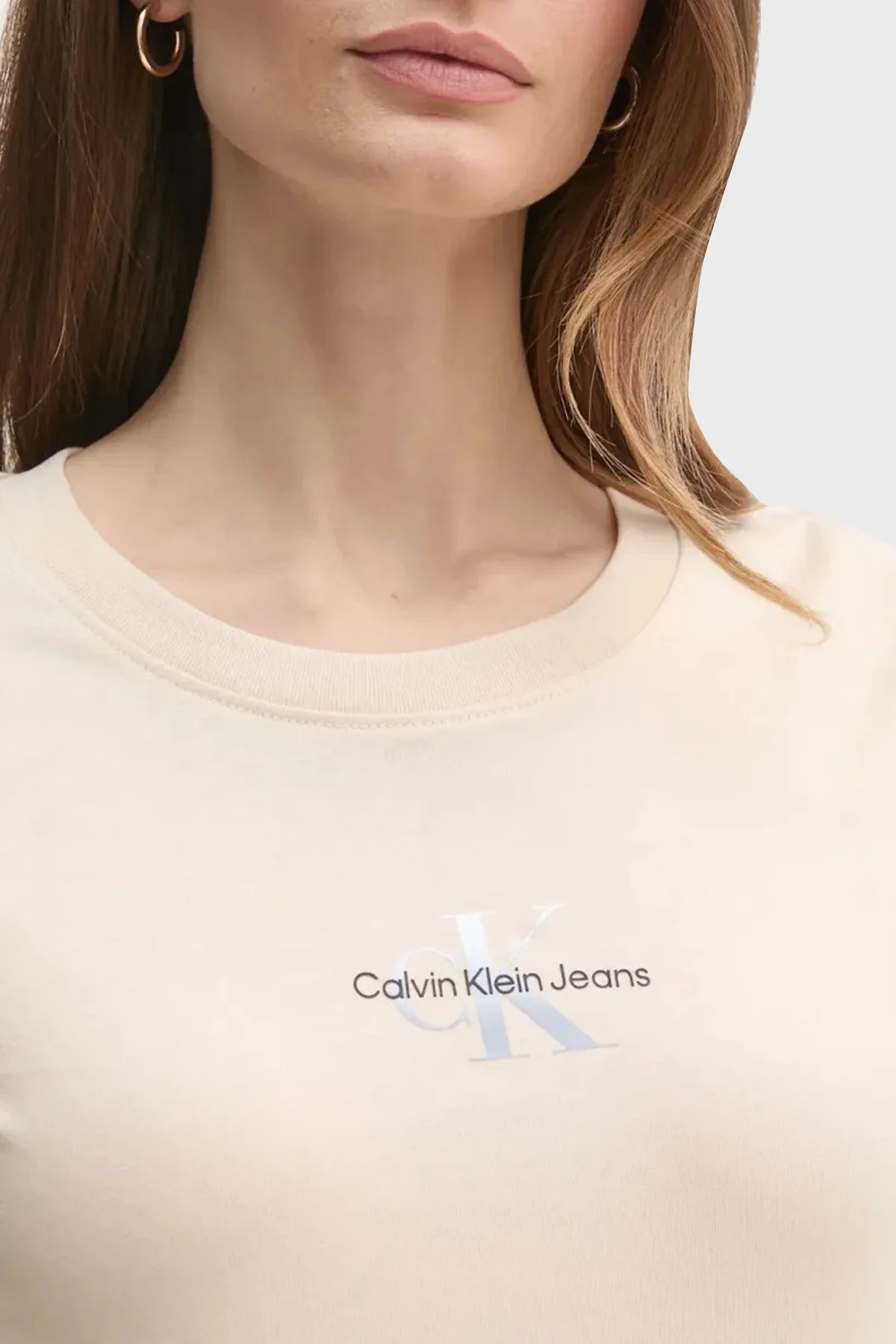 Calvin Klein Pamuklu Slim Fit Bisiklet Yaka Logolu J20J225252AEA Bayan T Shirt J20J225252 AEA BEJ - 4