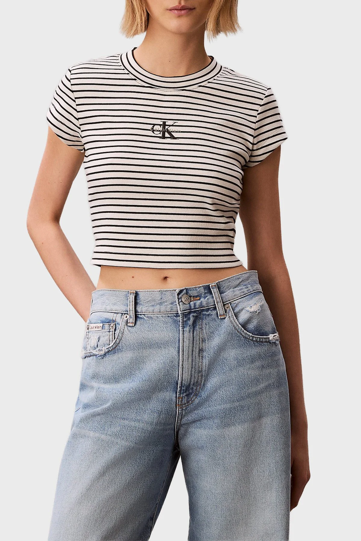 Calvin Klein Pamuklu Slim Fit Çizgili Yuvarlak Yaka LV047F833GXDY Kadın T Shirt LV047F833G XDY SİYAH BEYAZ - 1