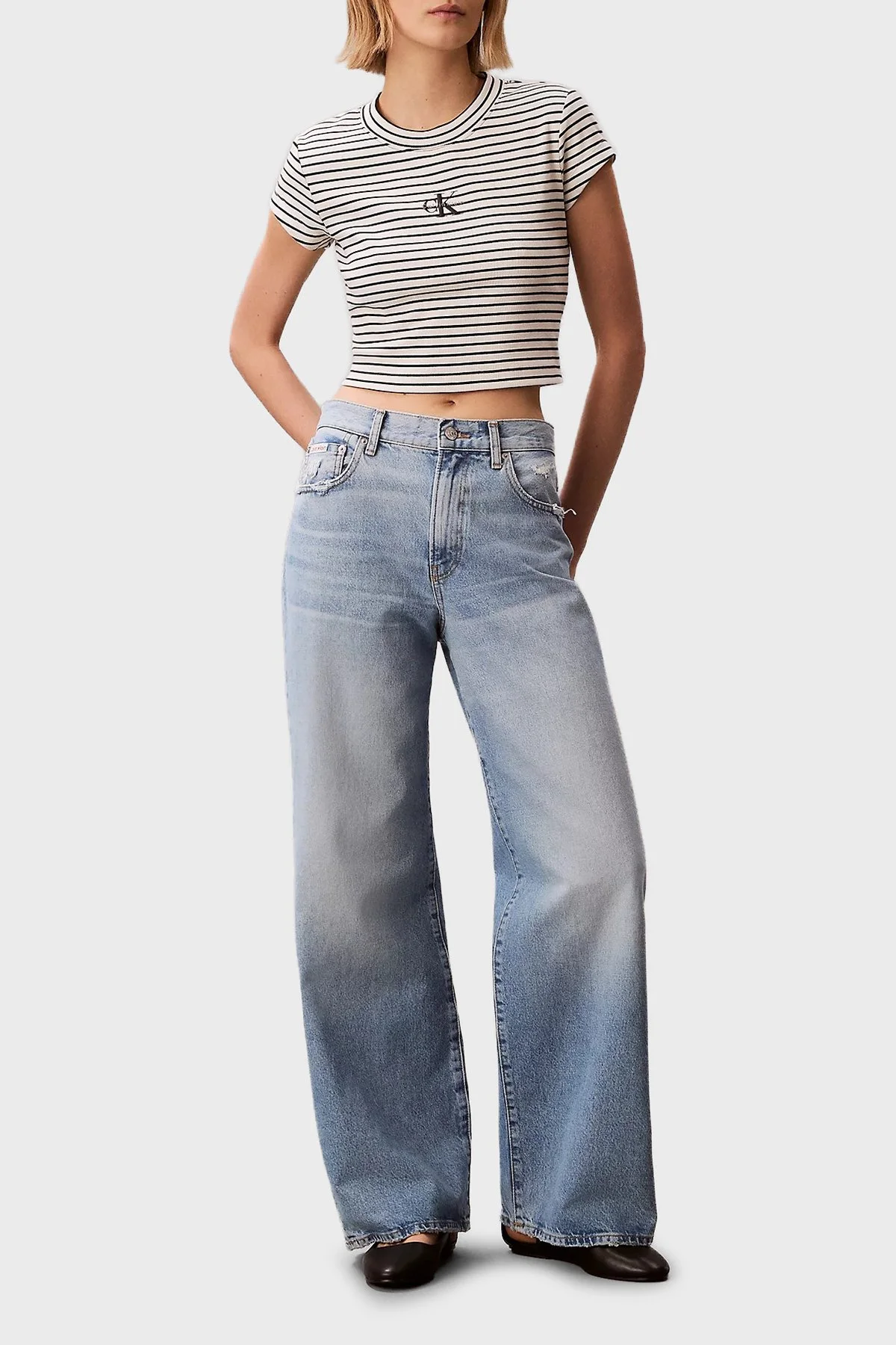 Calvin Klein Pamuklu Slim Fit Çizgili Yuvarlak Yaka LV047F833GXDY Kadın T Shirt LV047F833G XDY SİYAH BEYAZ - 2