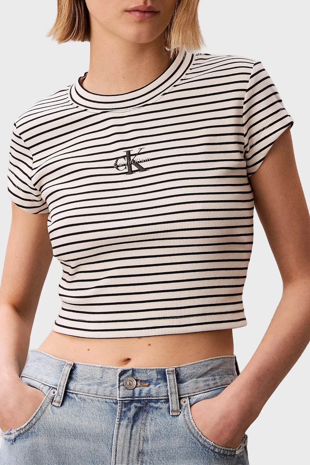 Calvin Klein Pamuklu Slim Fit Çizgili Yuvarlak Yaka LV047F833GXDY Kadın T Shirt LV047F833G XDY SİYAH BEYAZ - 4