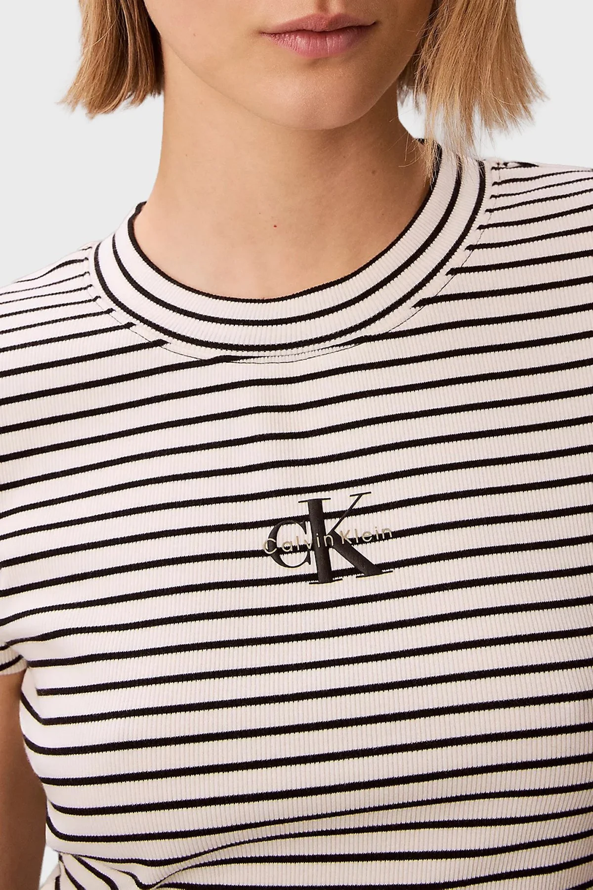 Calvin Klein Pamuklu Slim Fit Çizgili Yuvarlak Yaka LV047F833GXDY Kadın T Shirt LV047F833G XDY SİYAH BEYAZ - 5