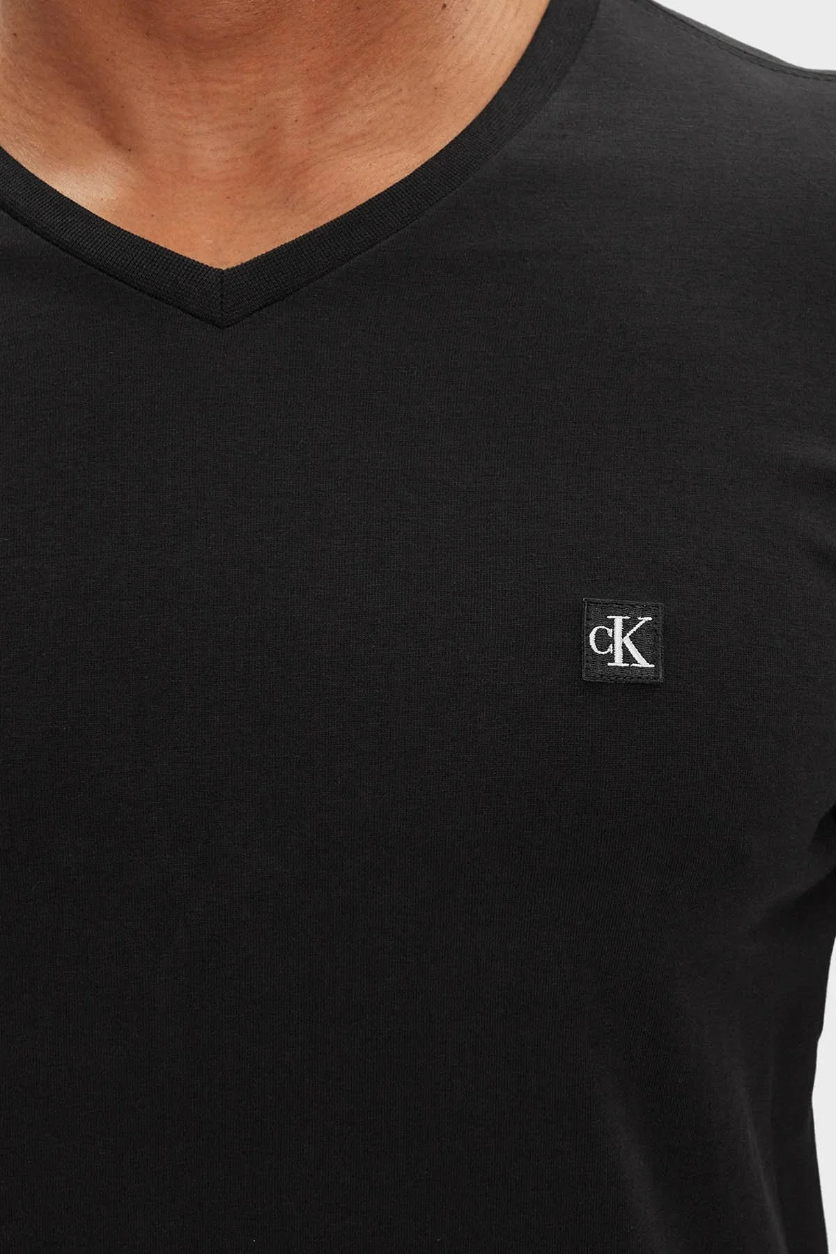 Calvin Klein Pamuklu Slim Fit V Yaka J30J325212BEH Erkek T Shirt J30J325212 BEH SİYAH - 4