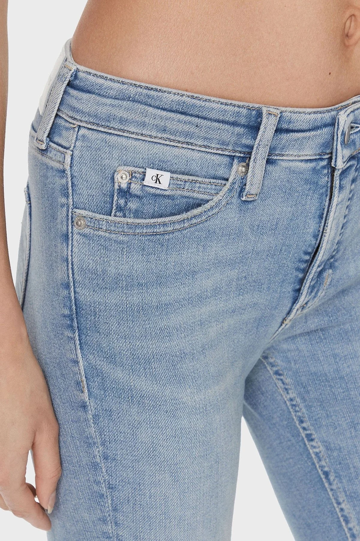 Calvin Klein Pamuklu Yüksek Bel Dar Paça Skinny Fit Jeans J20J2224441AA Bayan Kot Pantolon J20J222444 1AA AÇIK MAVİ - 4