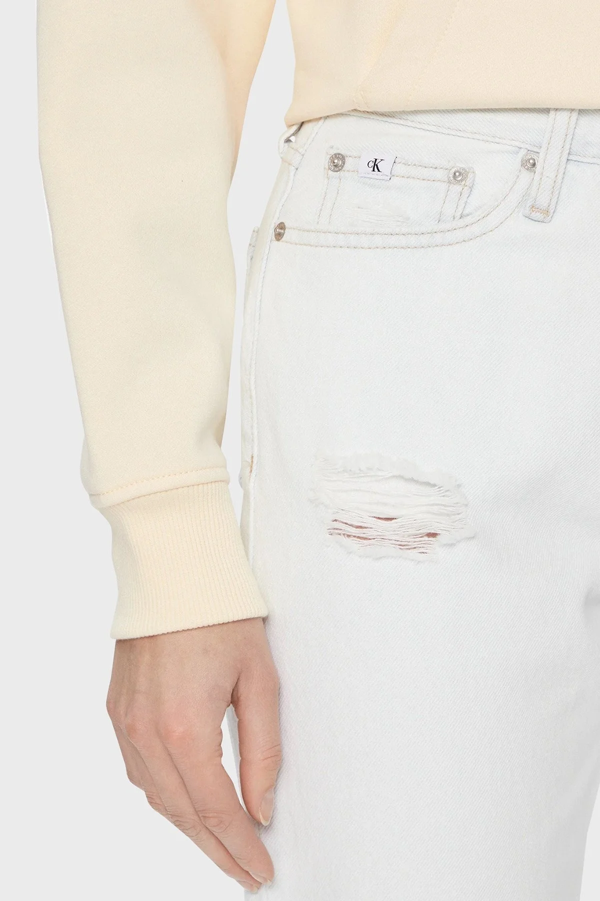 Calvin Klein Pamuklu Yüksek Bel Mom Fit Jeans J20J2221471AA Bayan Kot Pantolon J20J222147 1AA AÇIK MAVİ - 4