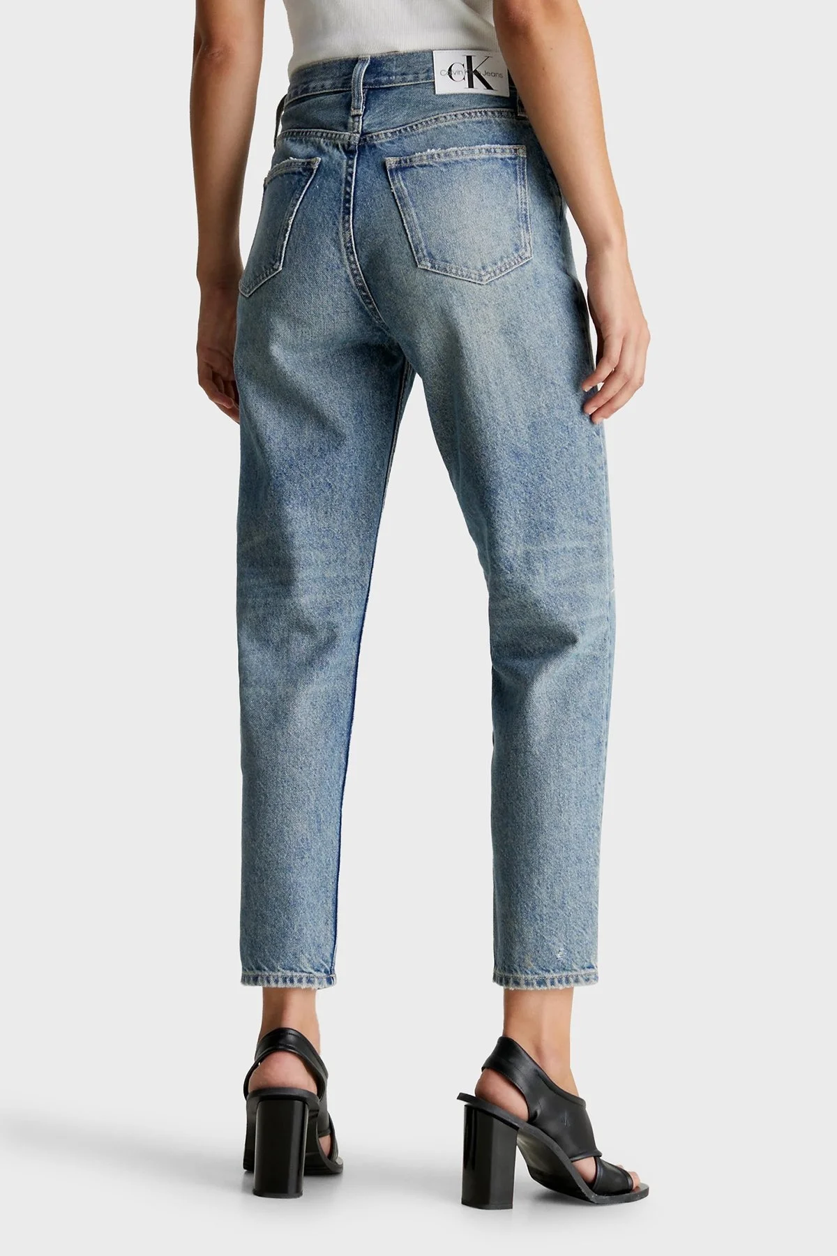 Calvin Klein Pamuklu Yüksek Bel Mom Fit Jeans J20J2221481A4 Bayan Kot Pantolon J20J222148 1A4 AÇIK MAVİ - 2