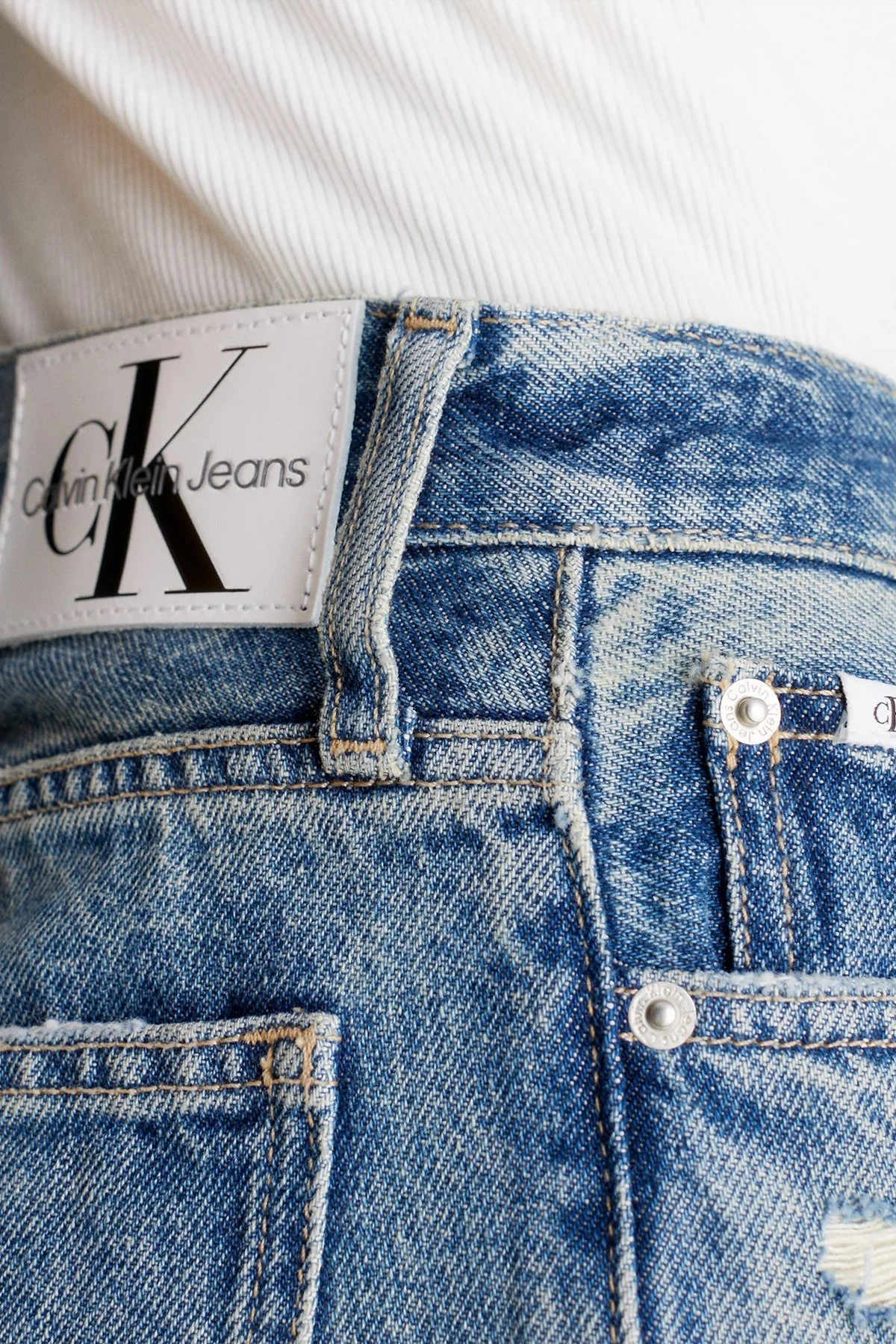Calvin Klein Pamuklu Yüksek Bel Mom Fit Jeans J20J2221481A4 Bayan Kot Pantolon J20J222148 1A4 AÇIK MAVİ - 4