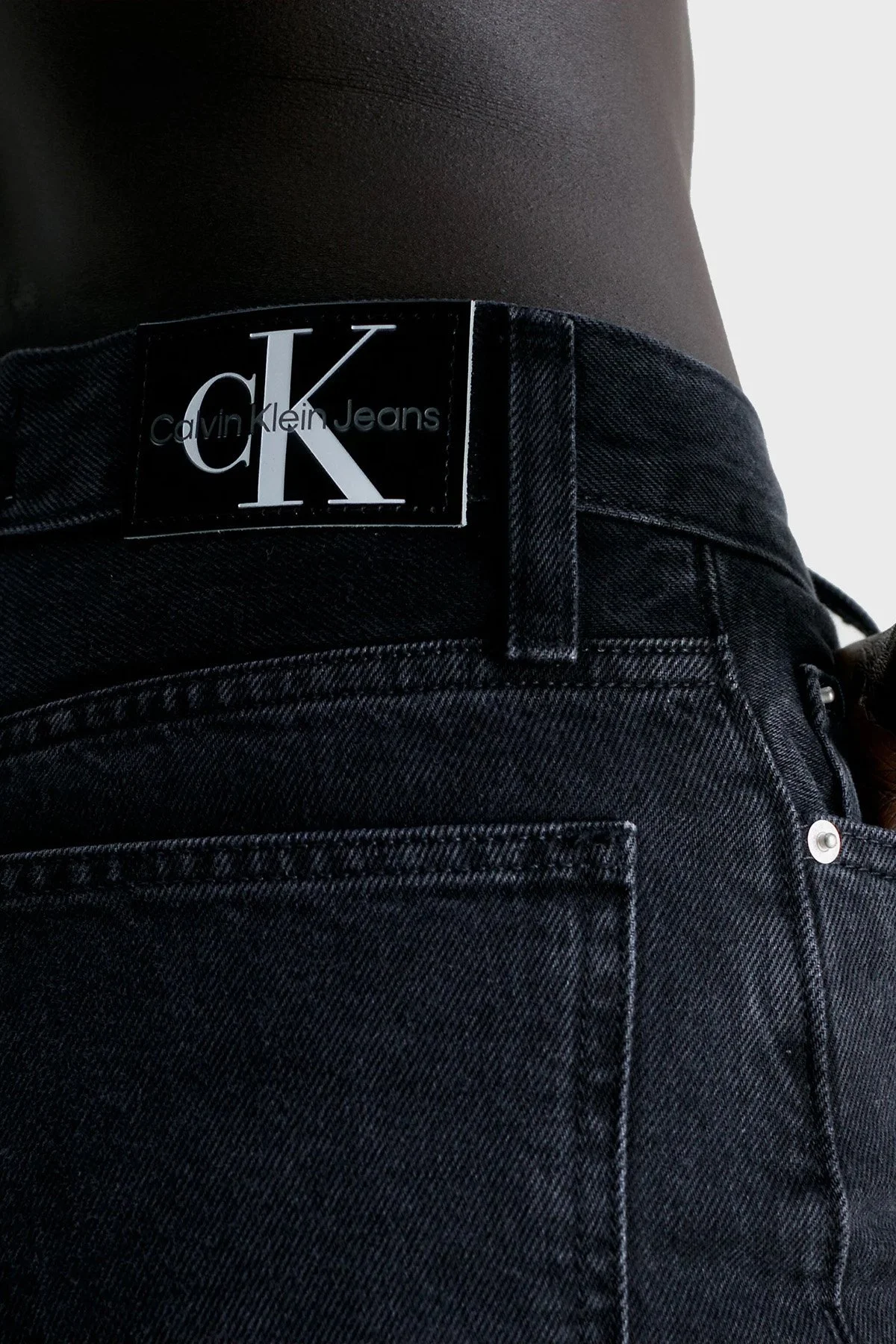 Calvin Klein Pamuklu Yüksek Bel Mom Fit Jeans J20J2221981BY Bayan Kot Pantolon J20J222198 1BY SİYAH - 4