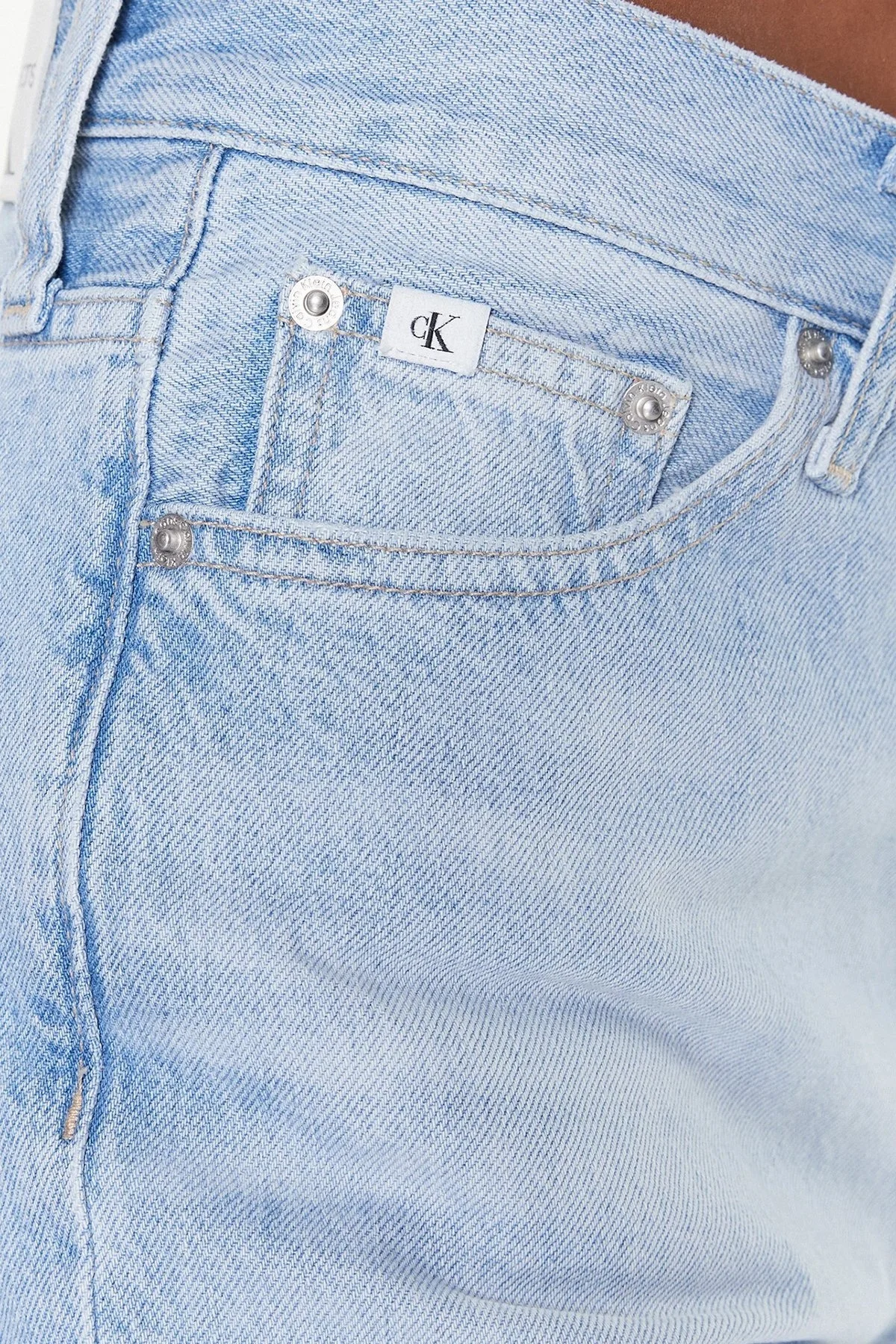 Calvin Klein Pamuklu Yüksek Bel Mom Jeans J20J2206101AA Bayan Kot Pantolon J20J220610 1AA AÇIK MAVİ - 4