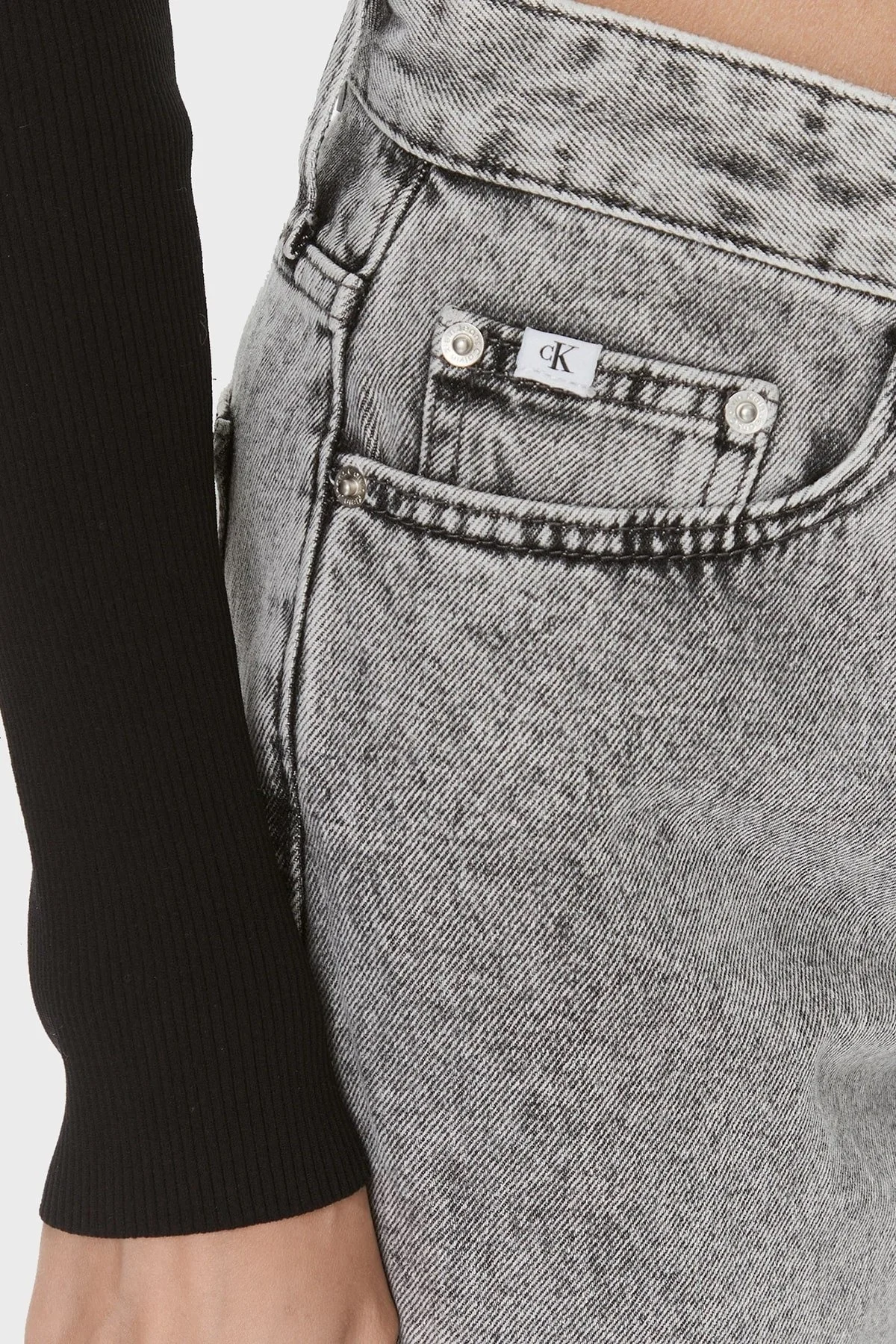 Calvin Klein Pamuklu Yüksek Bel Mom Jeans J20J2221521BZ Bayan Kot Pantolon J20J222152 1BZ GRİ - 4