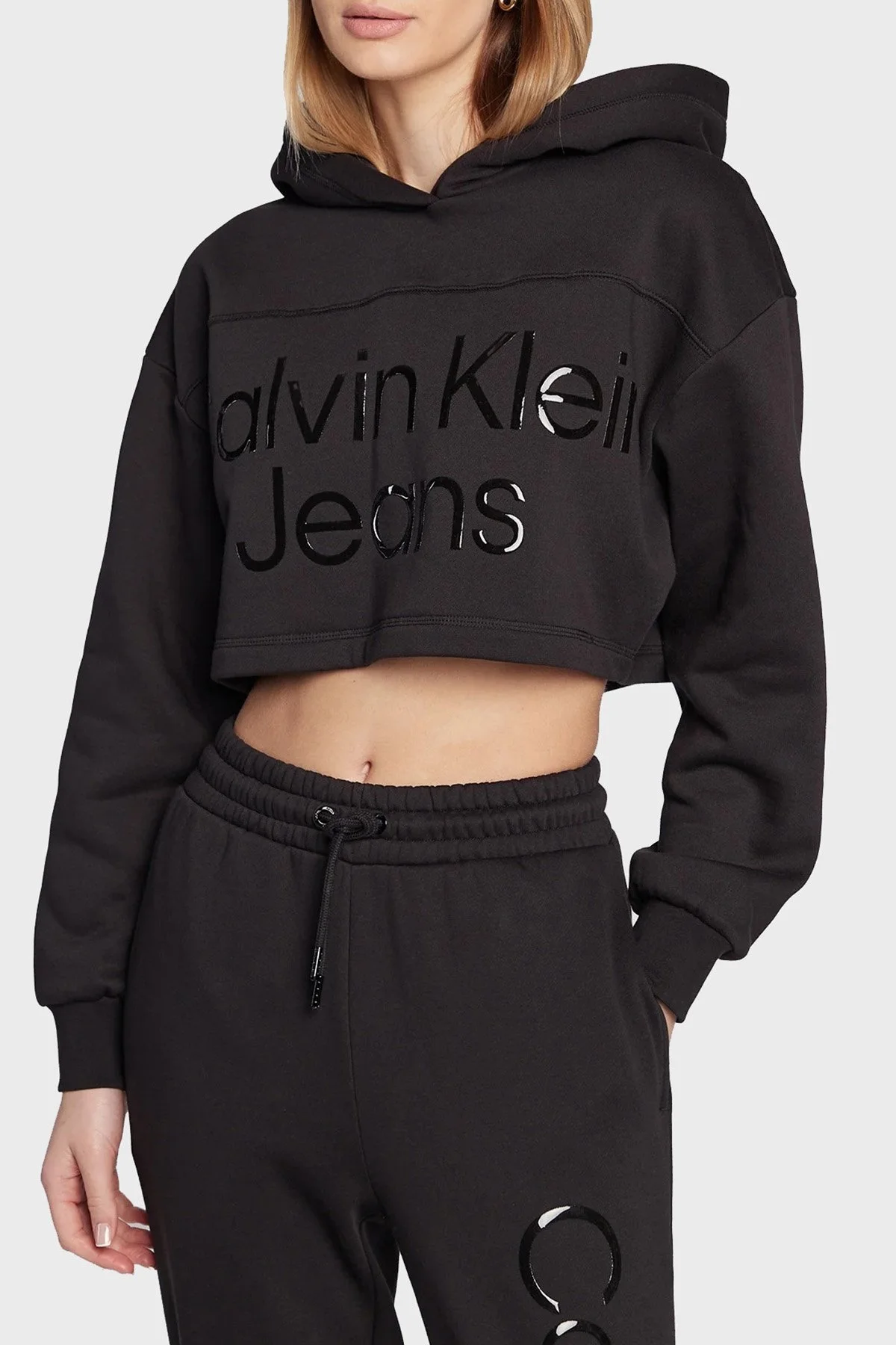 Calvin Klein Parlak Logolu Kapüşonlu Pamuklu Rahat Kesim Crop Bayan Sweat J20J220560 BEH SİYAH - 1
