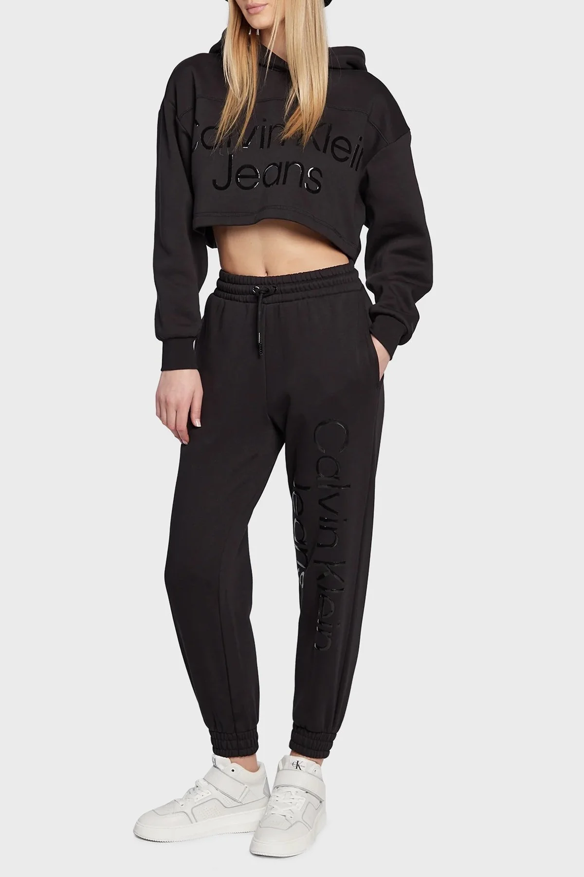 Calvin Klein Parlak Logolu Kapüşonlu Pamuklu Rahat Kesim Crop Bayan Sweat J20J220560 BEH SİYAH - 2