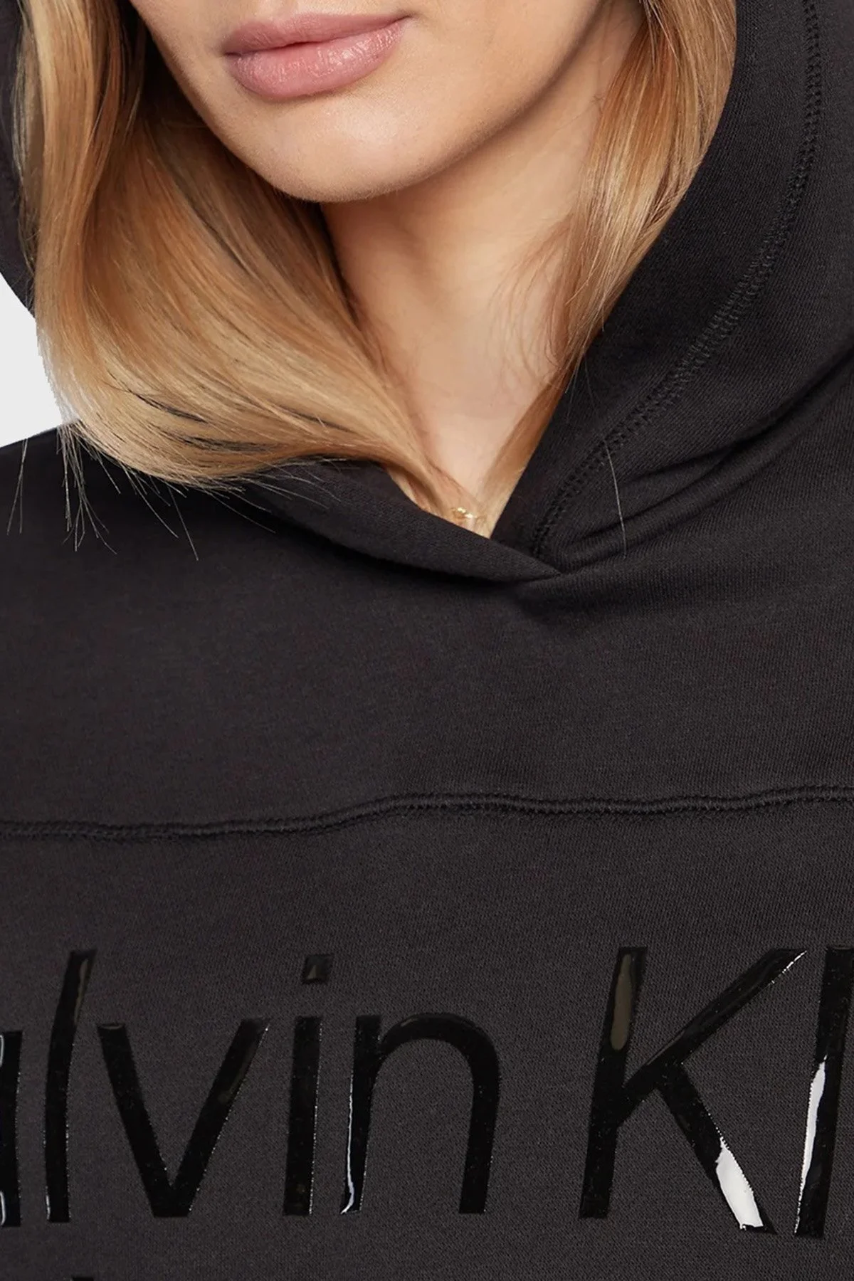 Calvin Klein Parlak Logolu Kapüşonlu Pamuklu Rahat Kesim Crop Bayan Sweat J20J220560 BEH SİYAH - 4