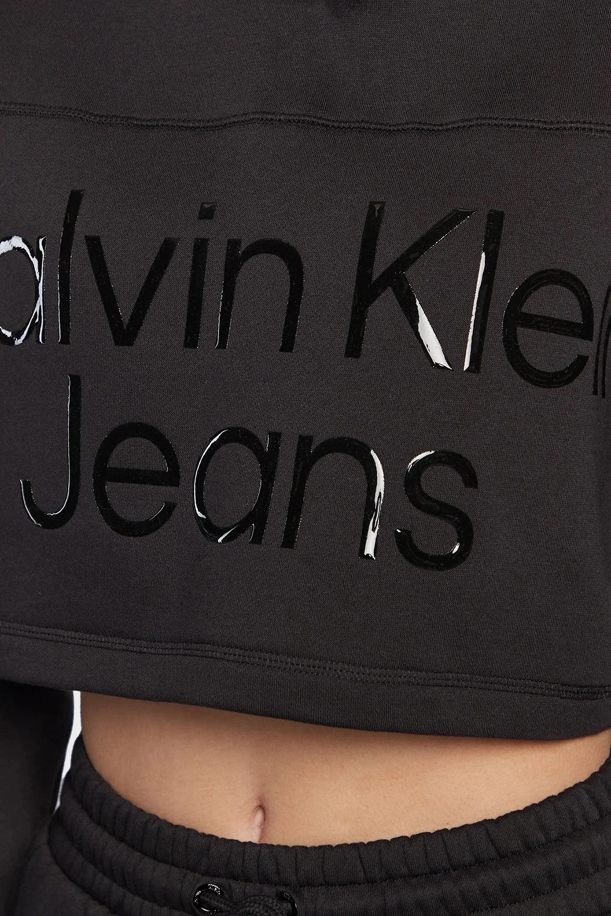 Calvin Klein Parlak Logolu Kapüşonlu Pamuklu Rahat Kesim Crop Bayan Sweat J20J220560 BEH SİYAH - 5