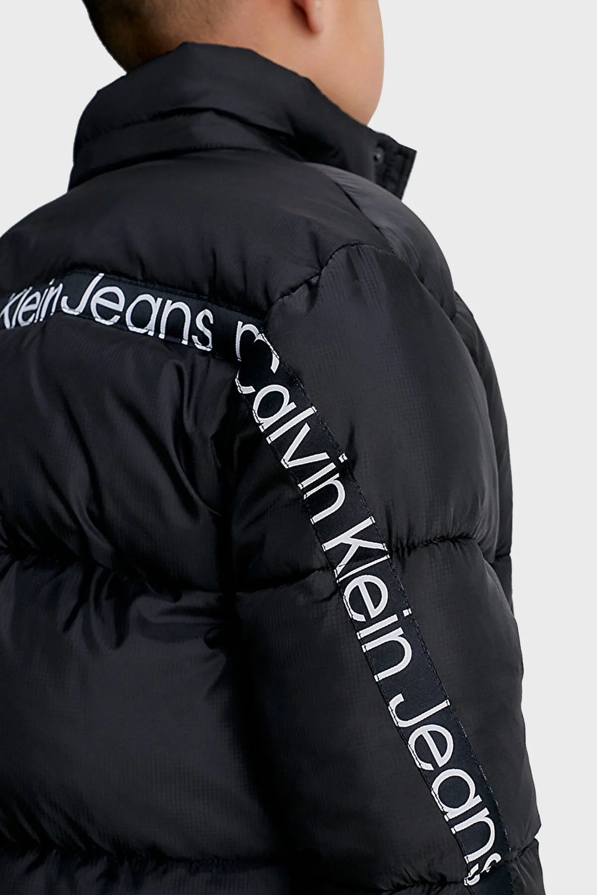 Calvin Klein Regular Fit Çıkarılabilir Kapüşonlu Şişme IB0IB01823BEH Çocuk Mont IB0IB01823 BEH SİYAH - 4