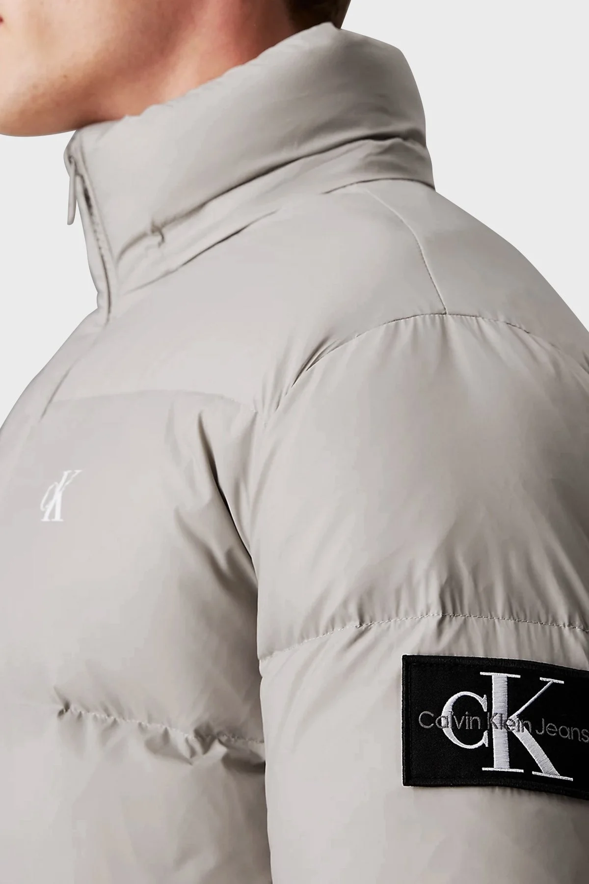 Calvin Klein Regular Fit Çıkarılabilir Kapüşonlu Su İtici Şişme J30J325946PB3 Erkek Mont J30J325946 PB3 AÇIK GRİ - 4