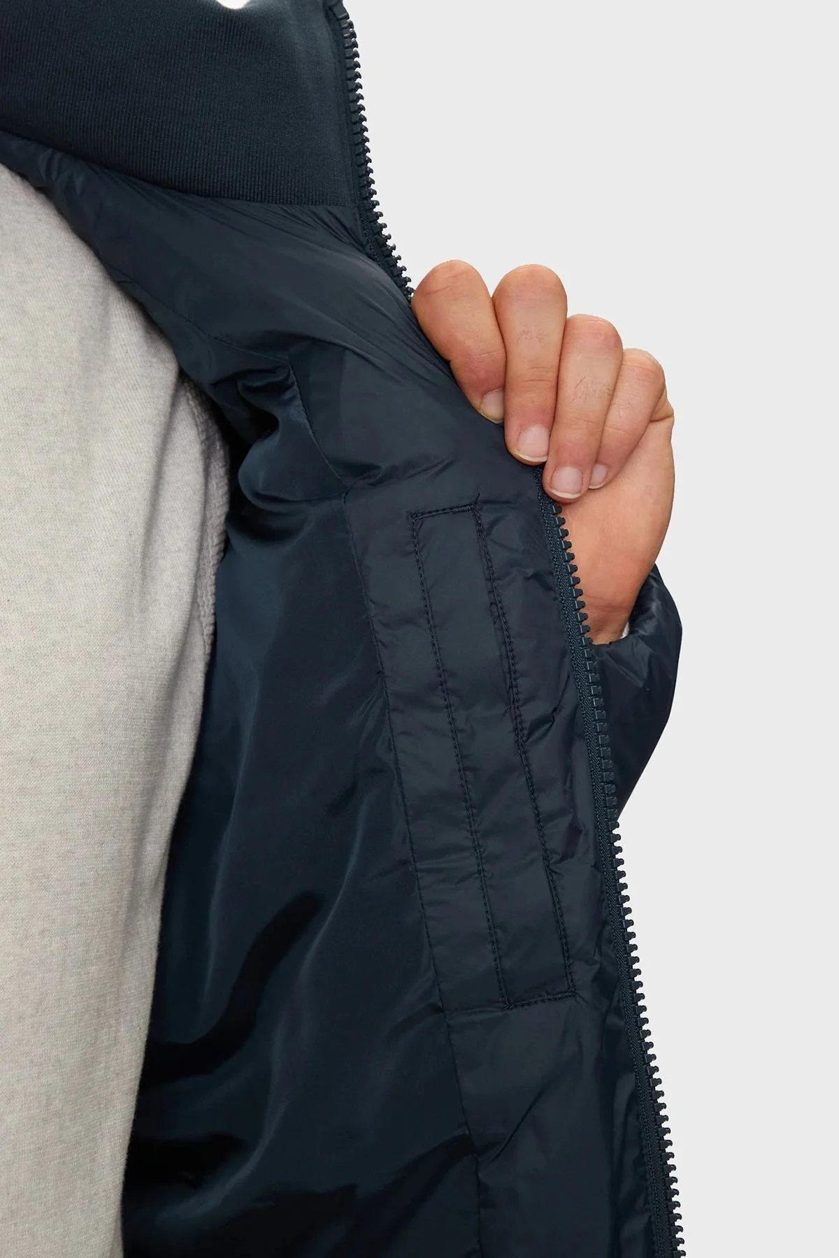 Calvin Klein Regular Fit Çıkarılabilir Kapüşonlu Su İtici Şişme J30J325946PPK Erkek Mont J30J325946 PPK LACİVERT - 5