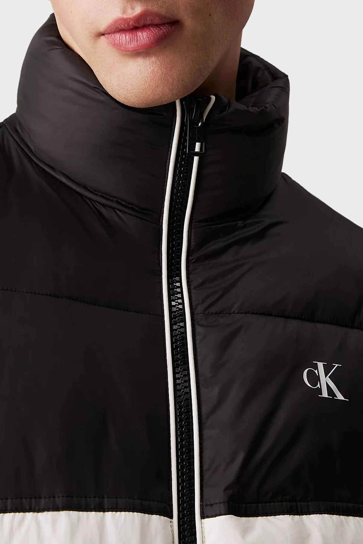 Calvin Klein Regular Fit Renk Bloklu Şişme J30J325584YBI Erkek Mont J30J325584 YBI SİYAH-BEYAZ - 4