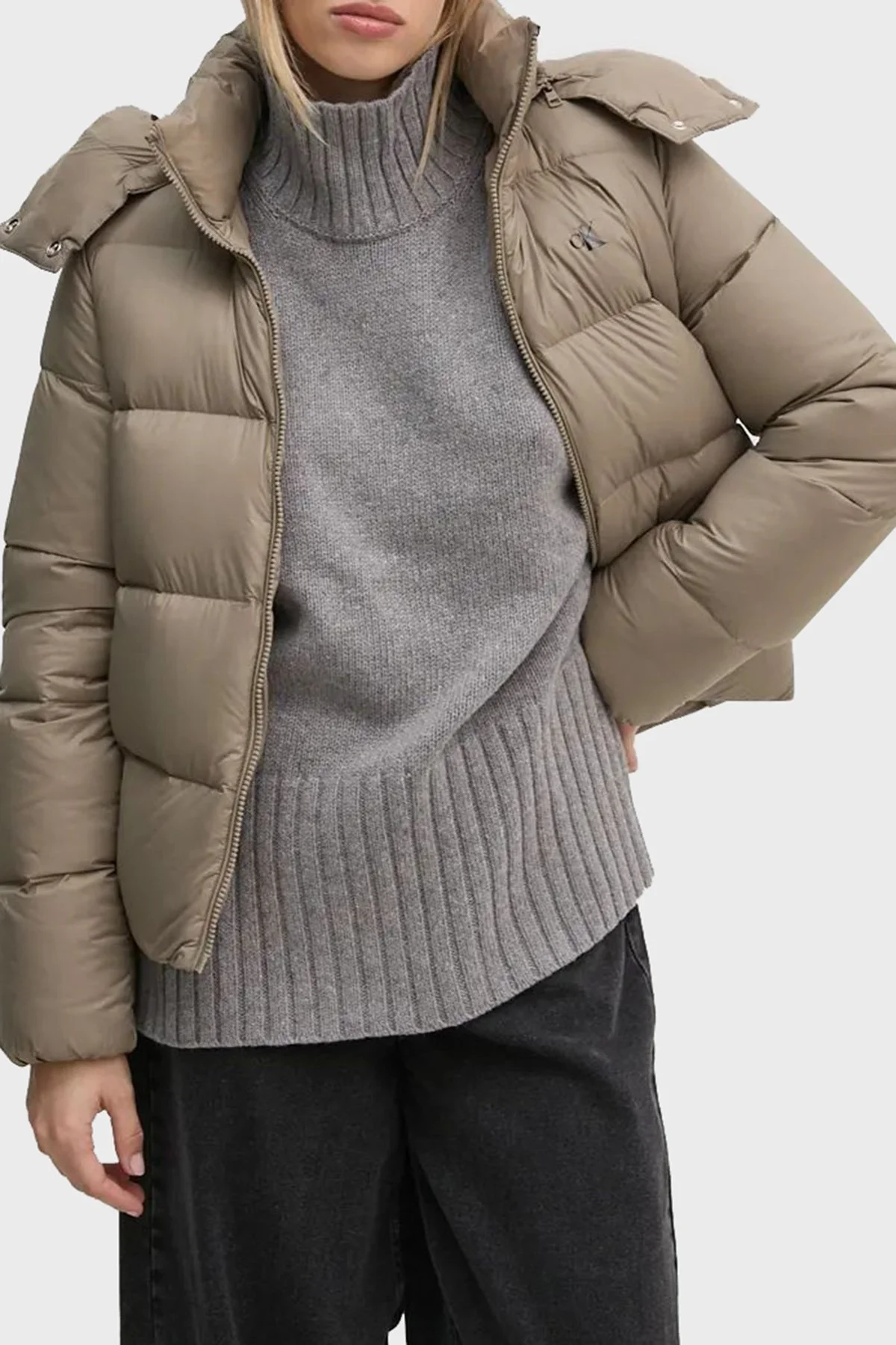 Calvin Klein Regular Fit Su İtici Çıkarılabilir Kapüşonlu Kısa Şişme J20J223571PAV Bayan Mont J20J223571 PAV HAKİ - 1