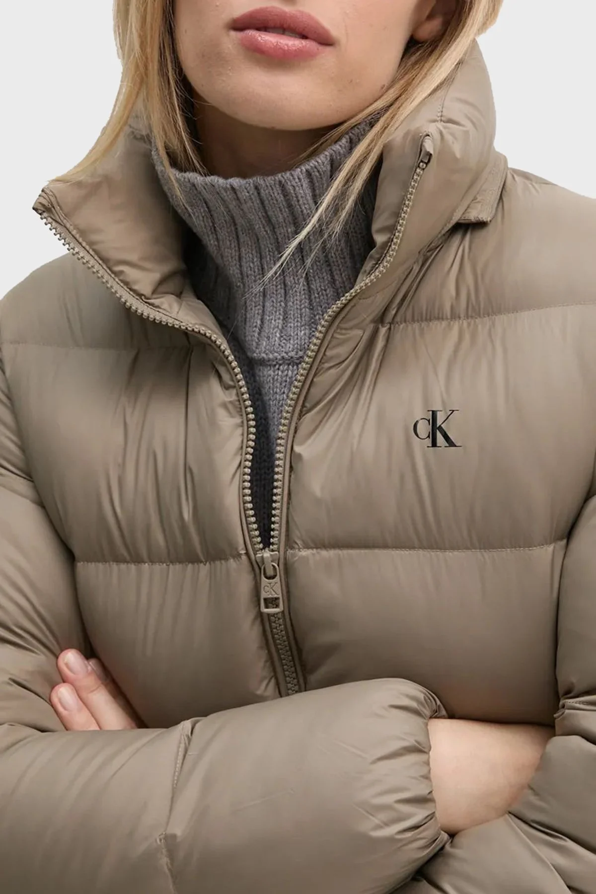 Calvin Klein Regular Fit Su İtici Çıkarılabilir Kapüşonlu Kısa Şişme J20J223571PAV Bayan Mont J20J223571 PAV HAKİ - 5